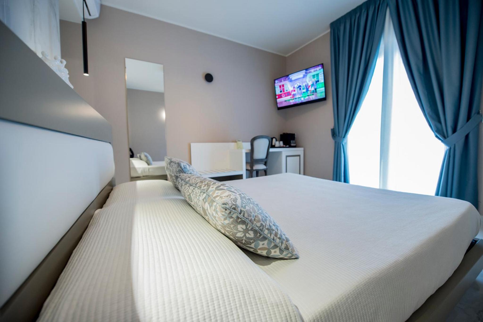 Queen Room with Balcony photo 3