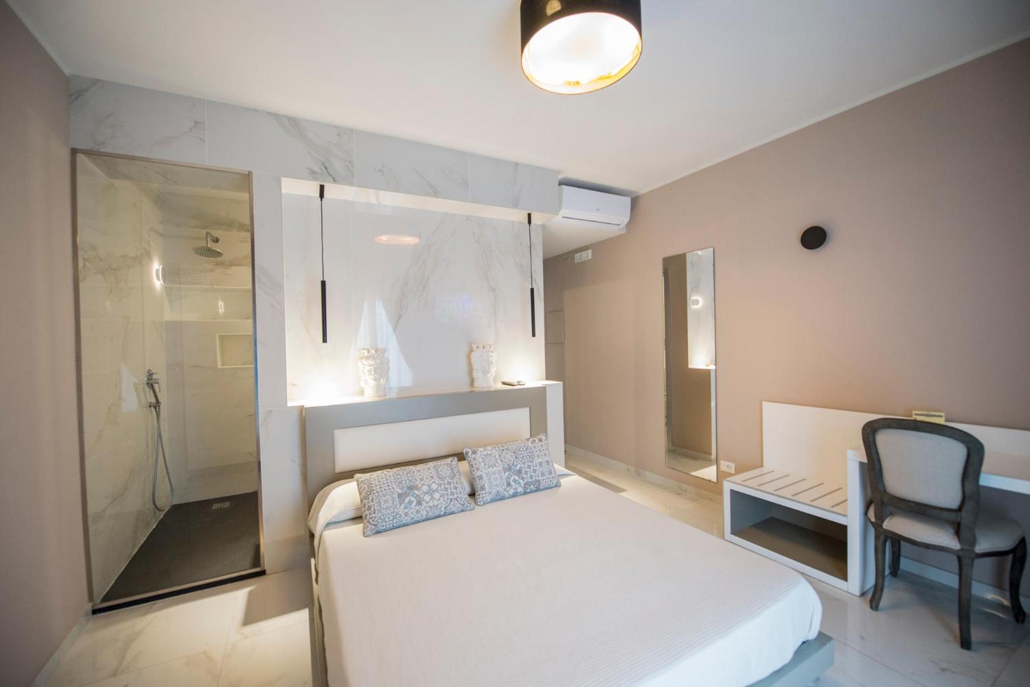 Queen Room with Balcony photo 2