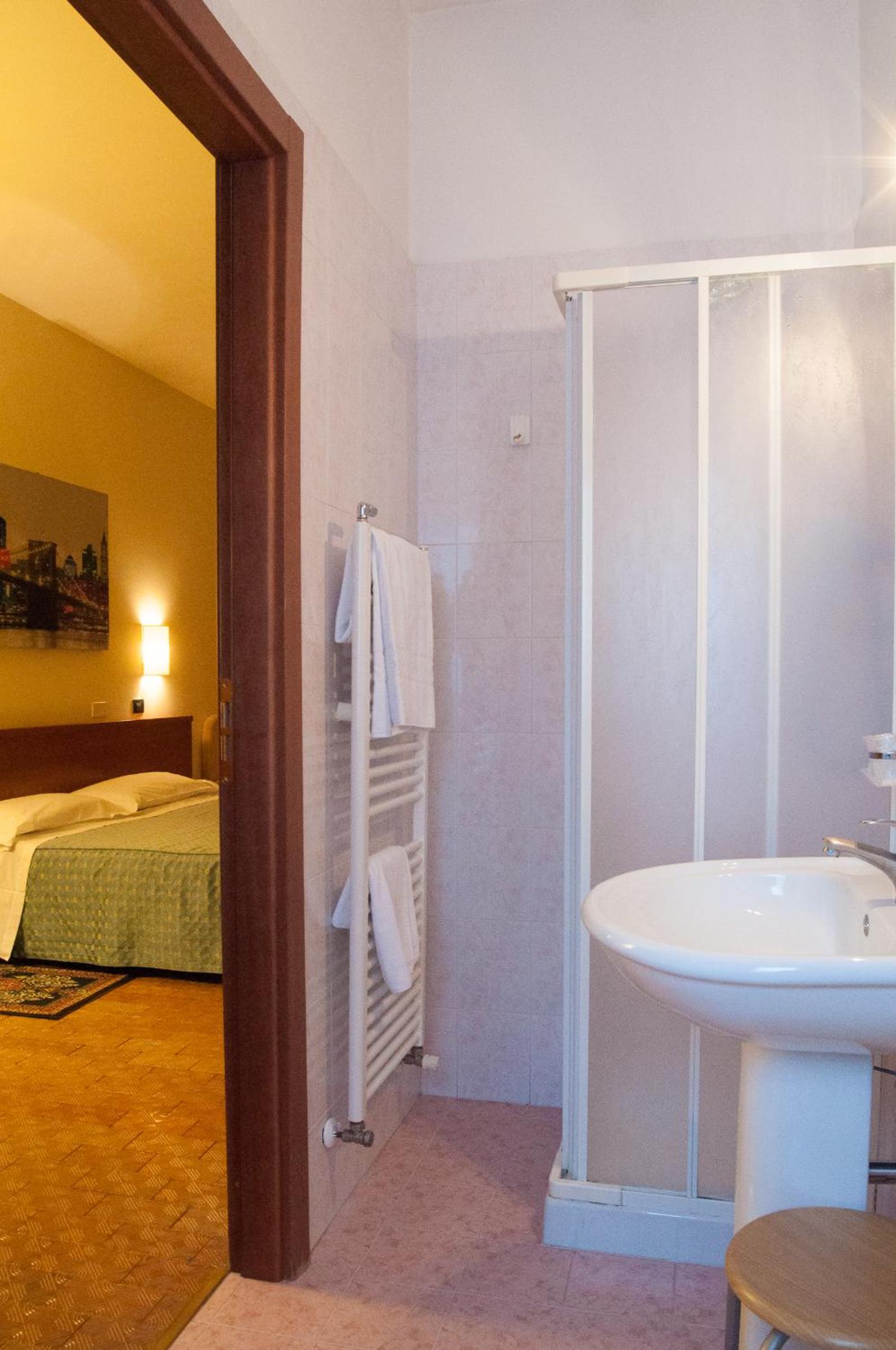 Twin Room - Photo 3