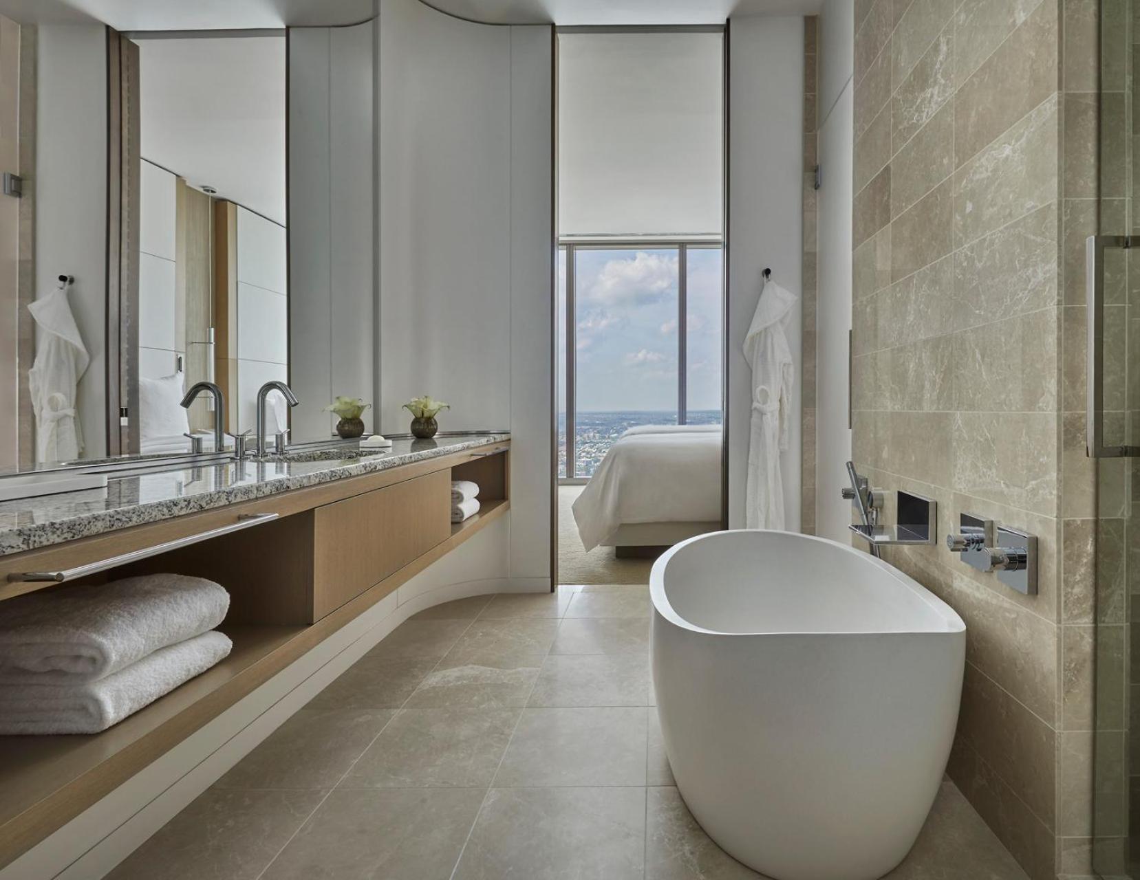 Grand Landmark King Room - Photo 5