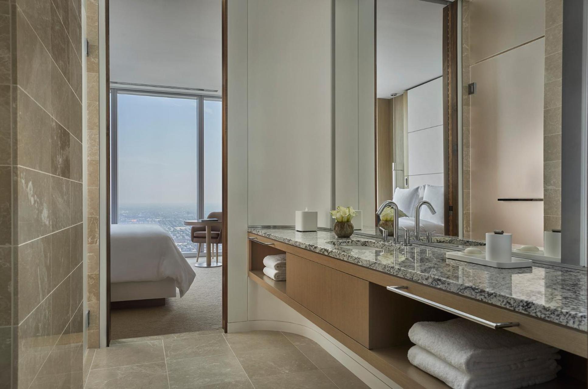 Grand Landmark King Room - Photo 6