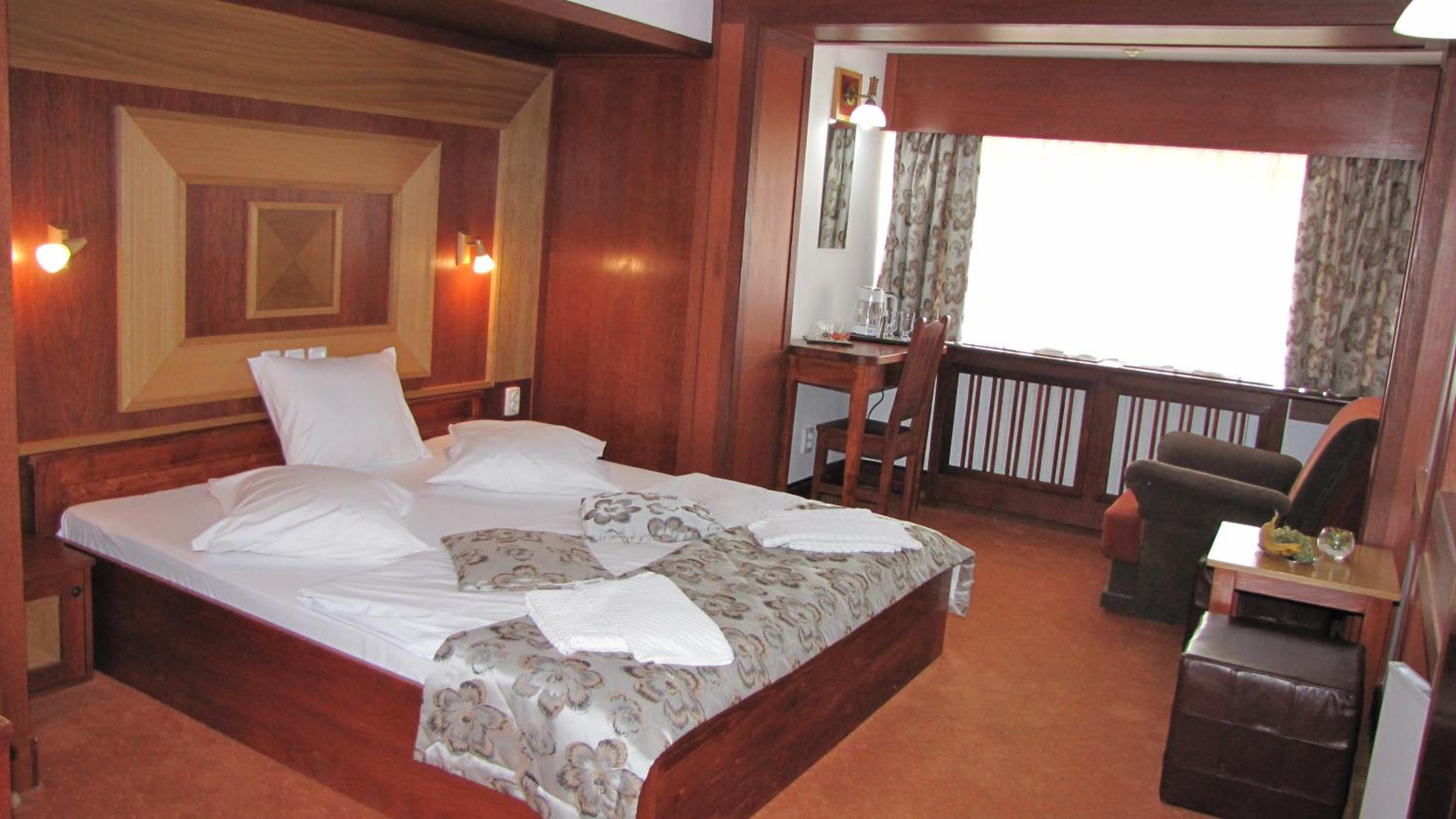 Queen Room photo 2