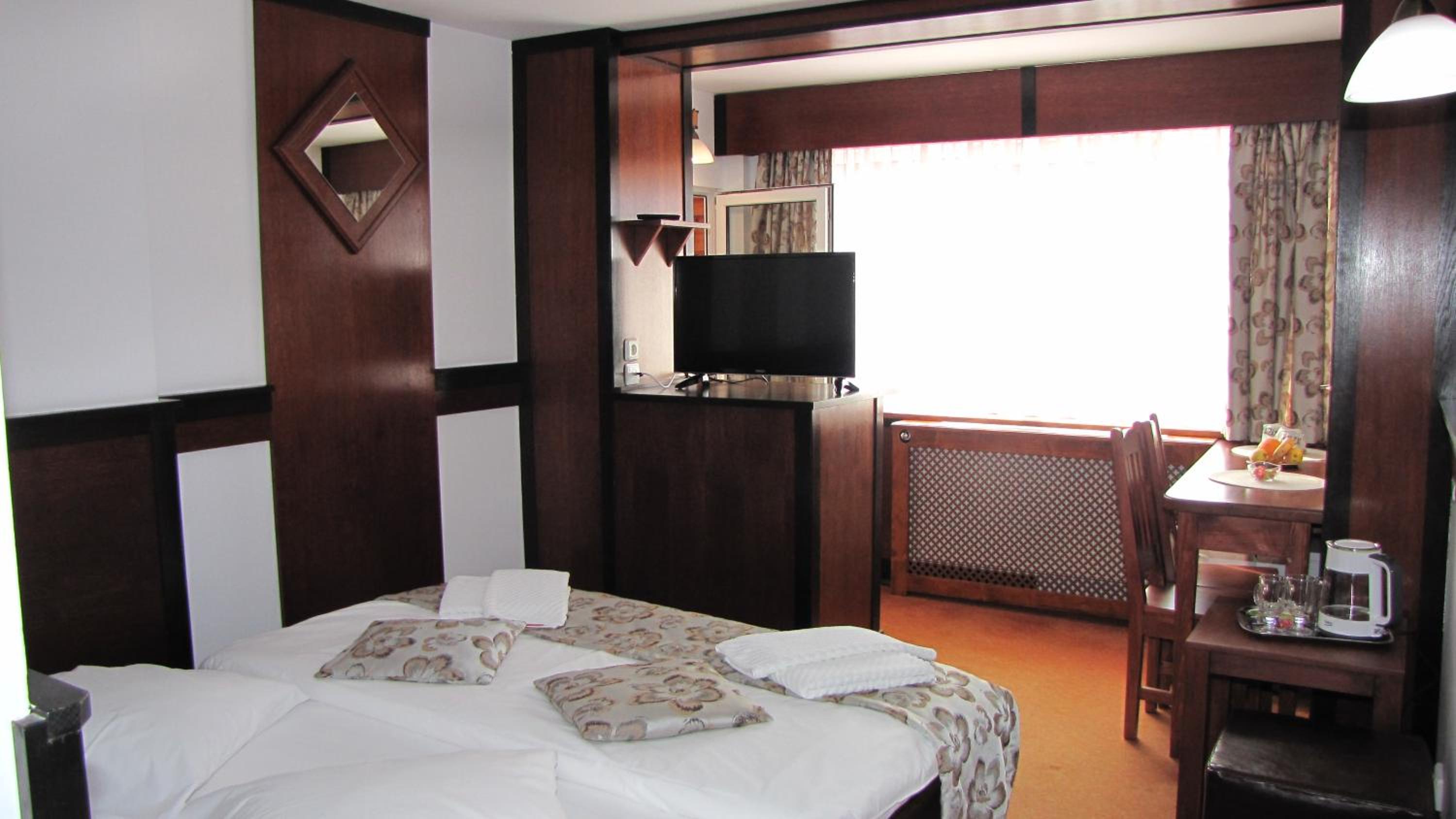 Deluxe Double Room (2 Adults + 1 Child) photo 2