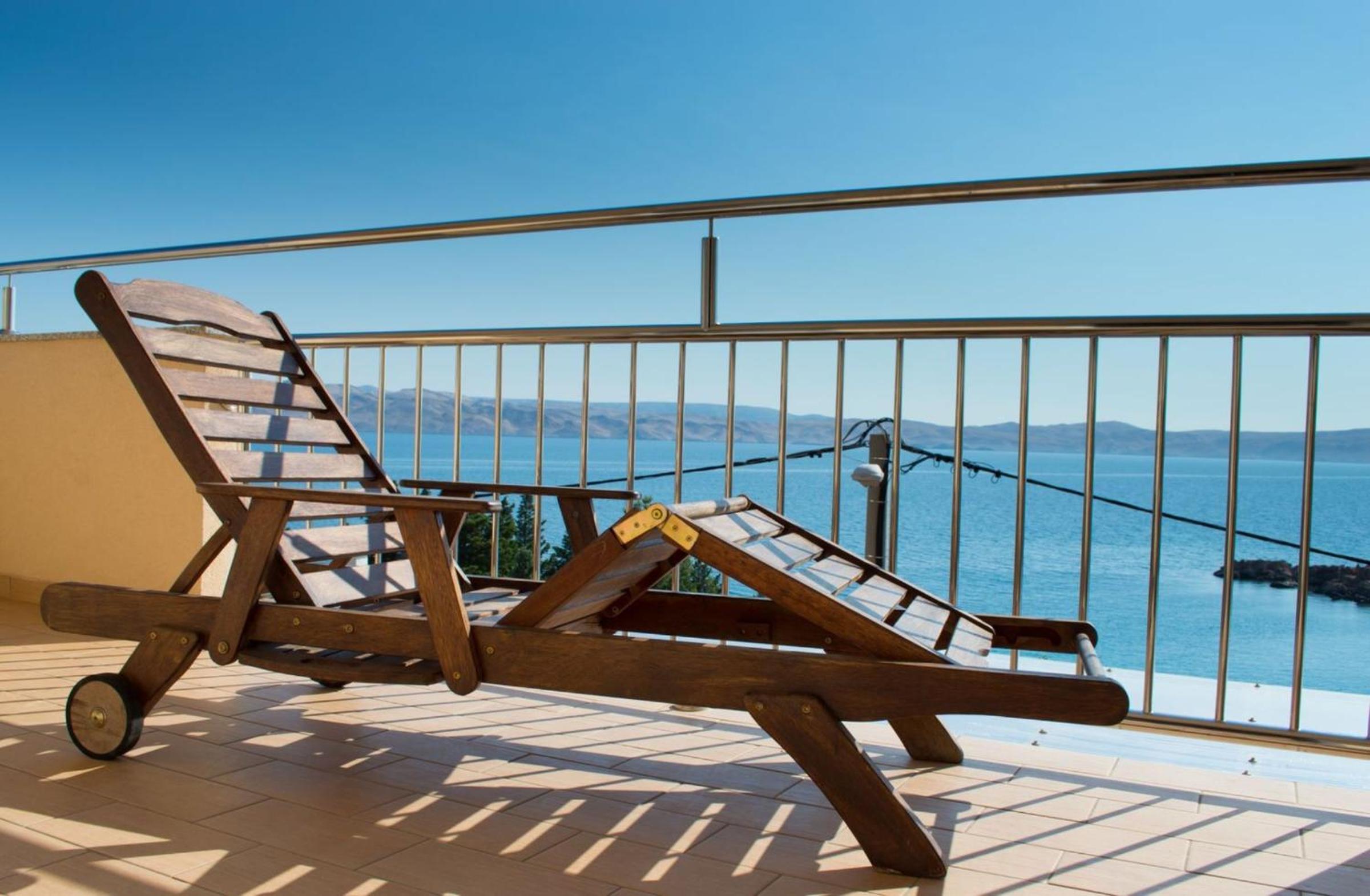 One-Bedroom Apartment with Terrace and Sea View - Photo 3