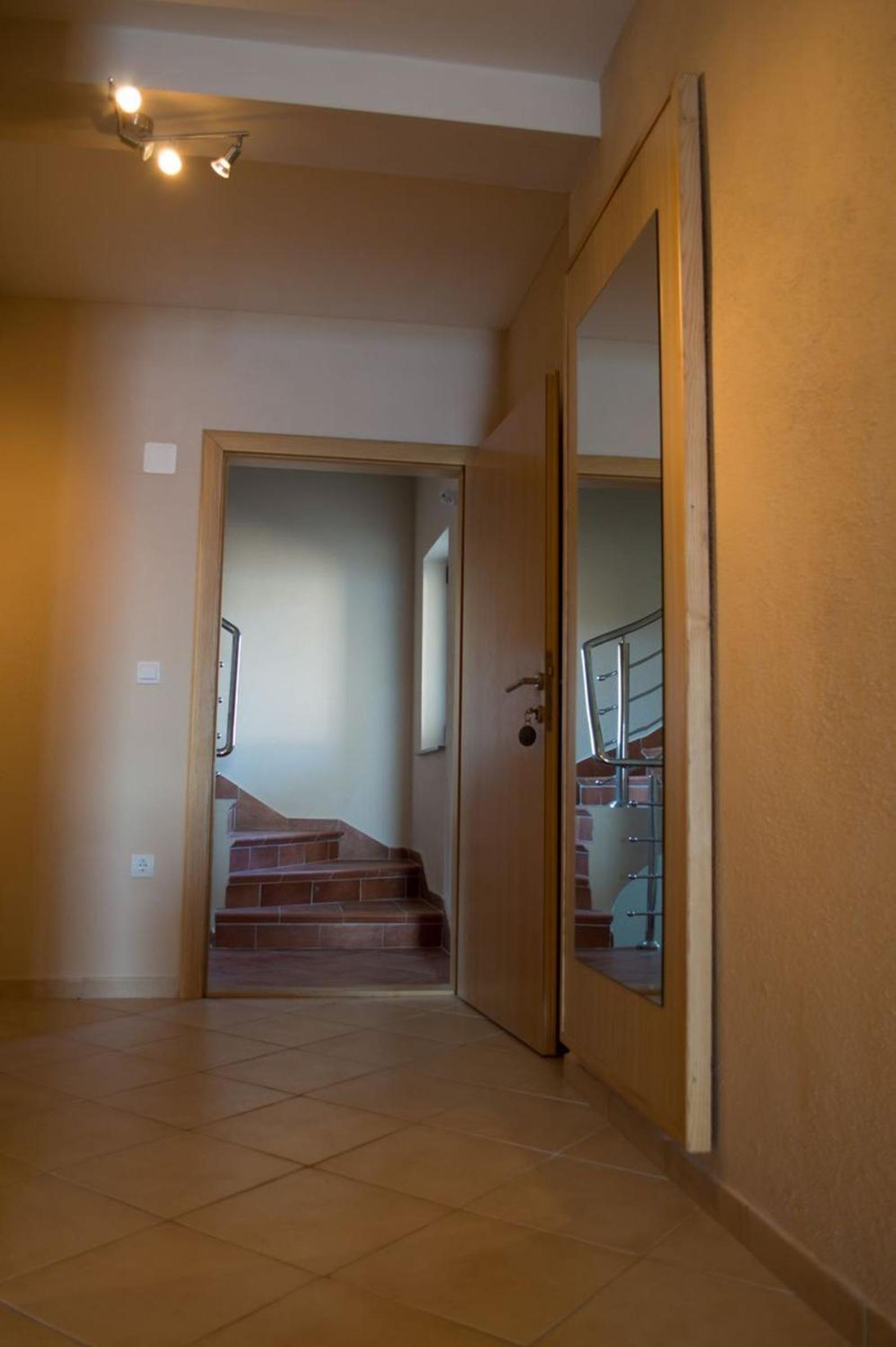 One-Bedroom Apartment with Terrace and Sea View - Photo 5