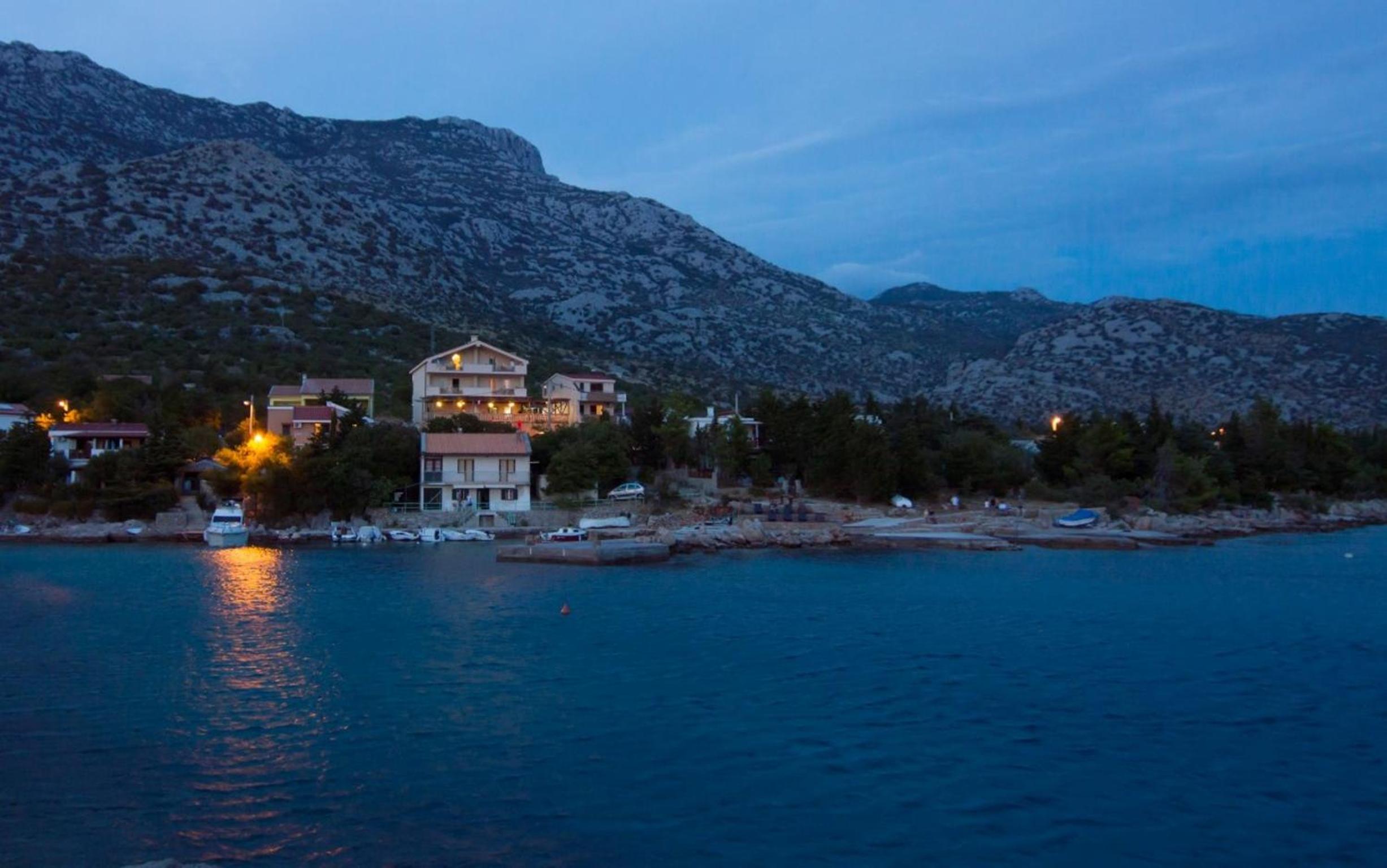 One-Bedroom Apartment with Terrace and Sea View - Photo 15