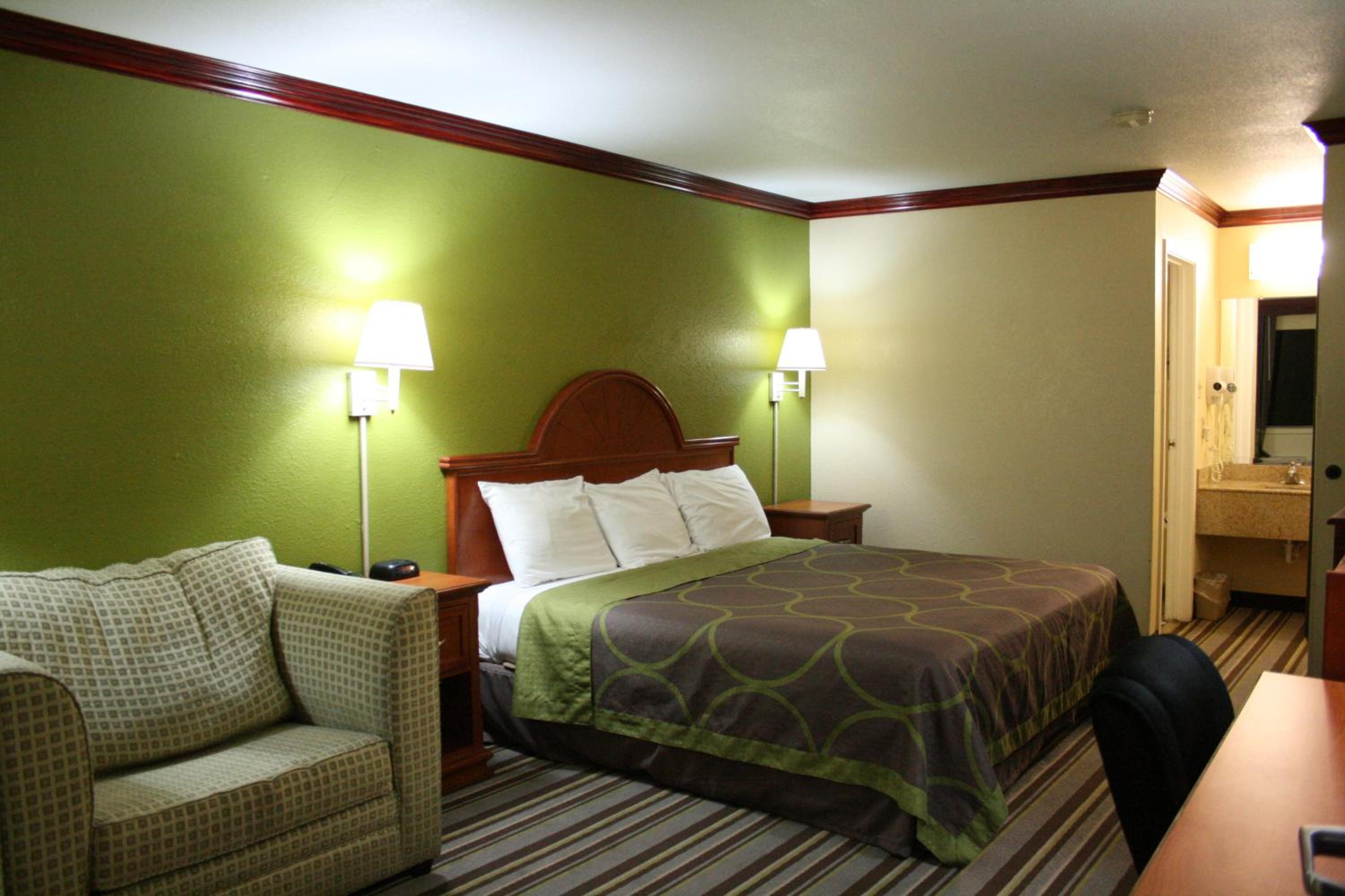 King Room - Non-Smoking - Photo 4