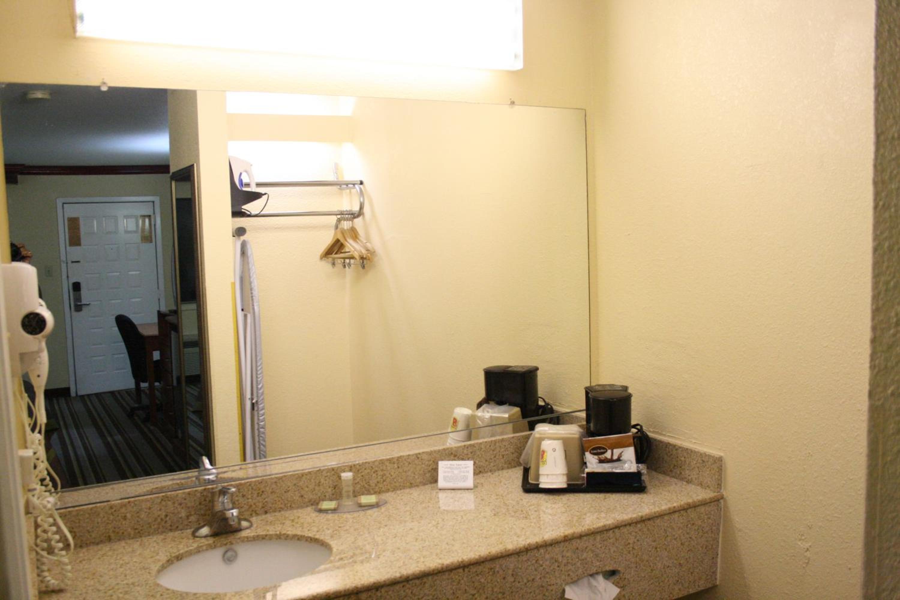 King Room - Non-Smoking - Photo 2