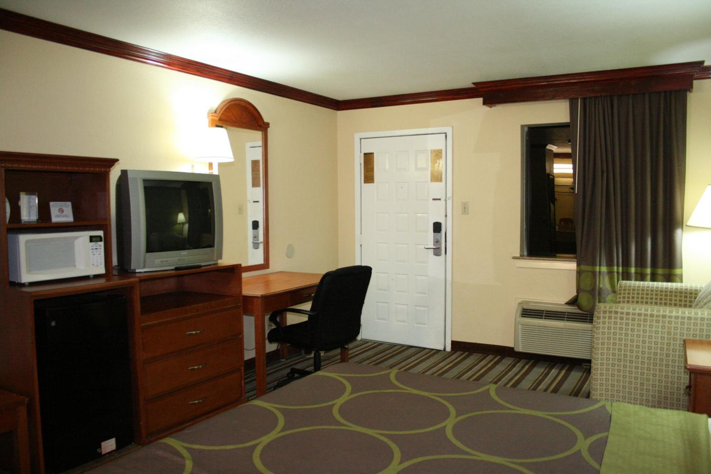 King Room - Non-Smoking - Photo 3