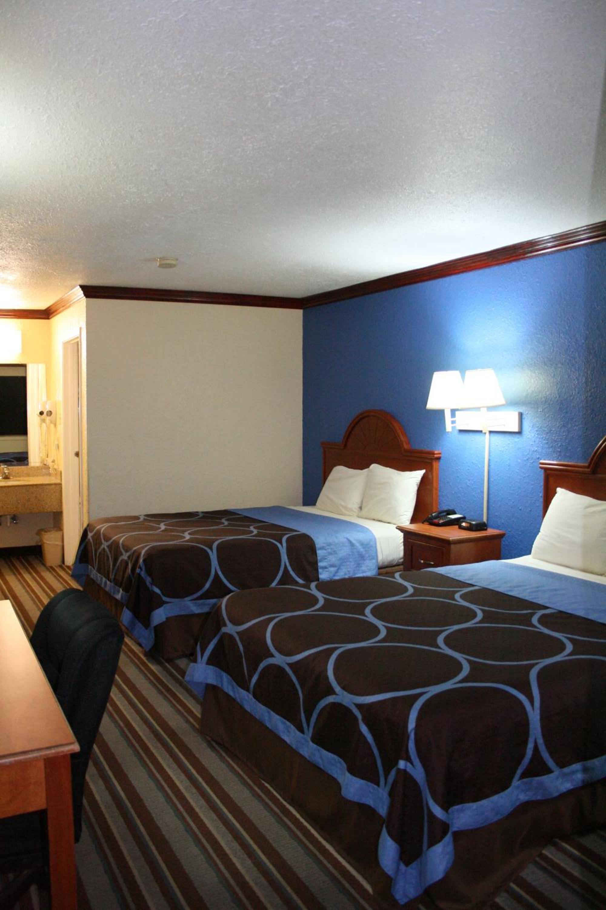 Queen Room with Two Queen Beds - Non-Smoking - Photo 3