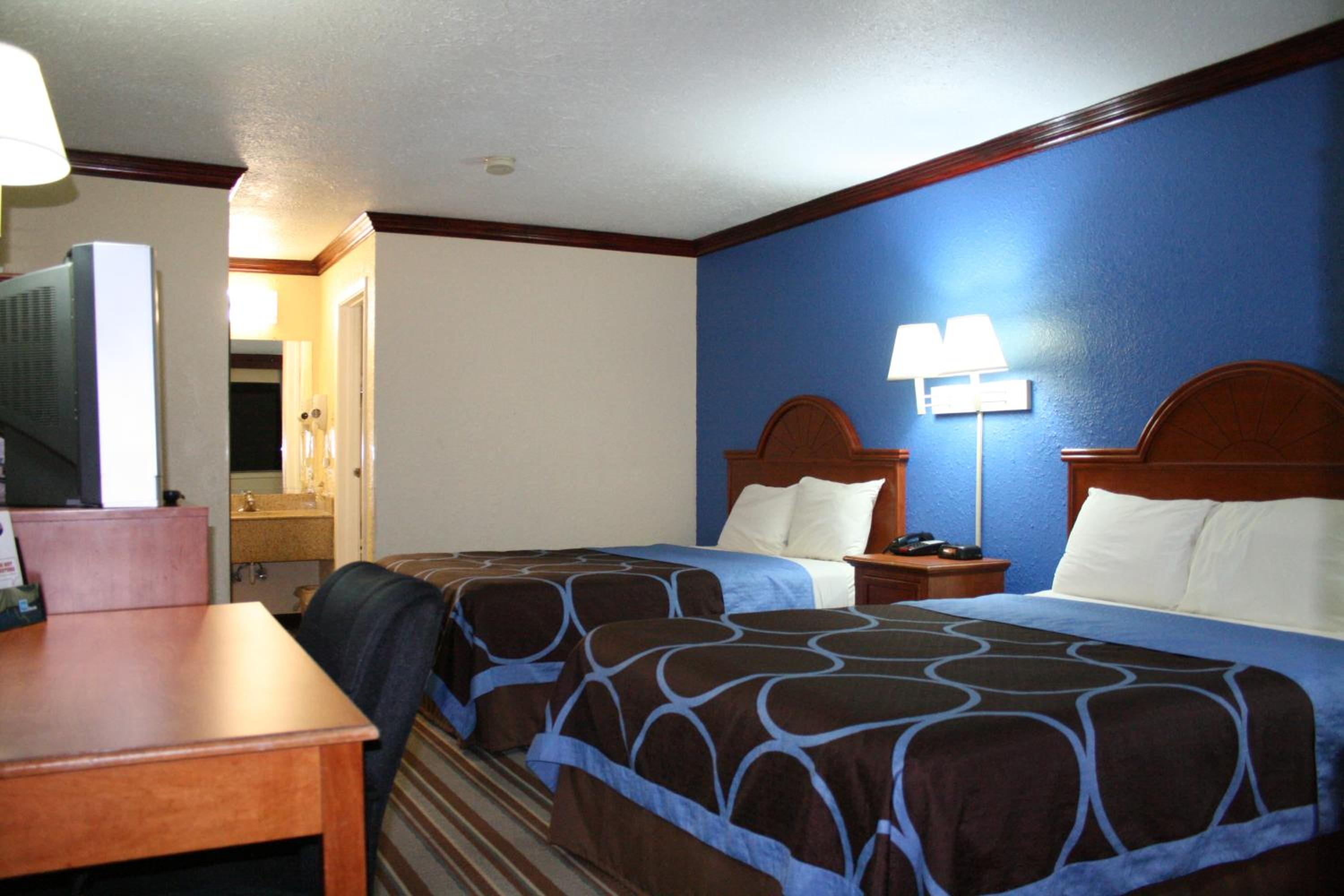 Queen Room with Two Queen Beds - Non-Smoking - Photo 2