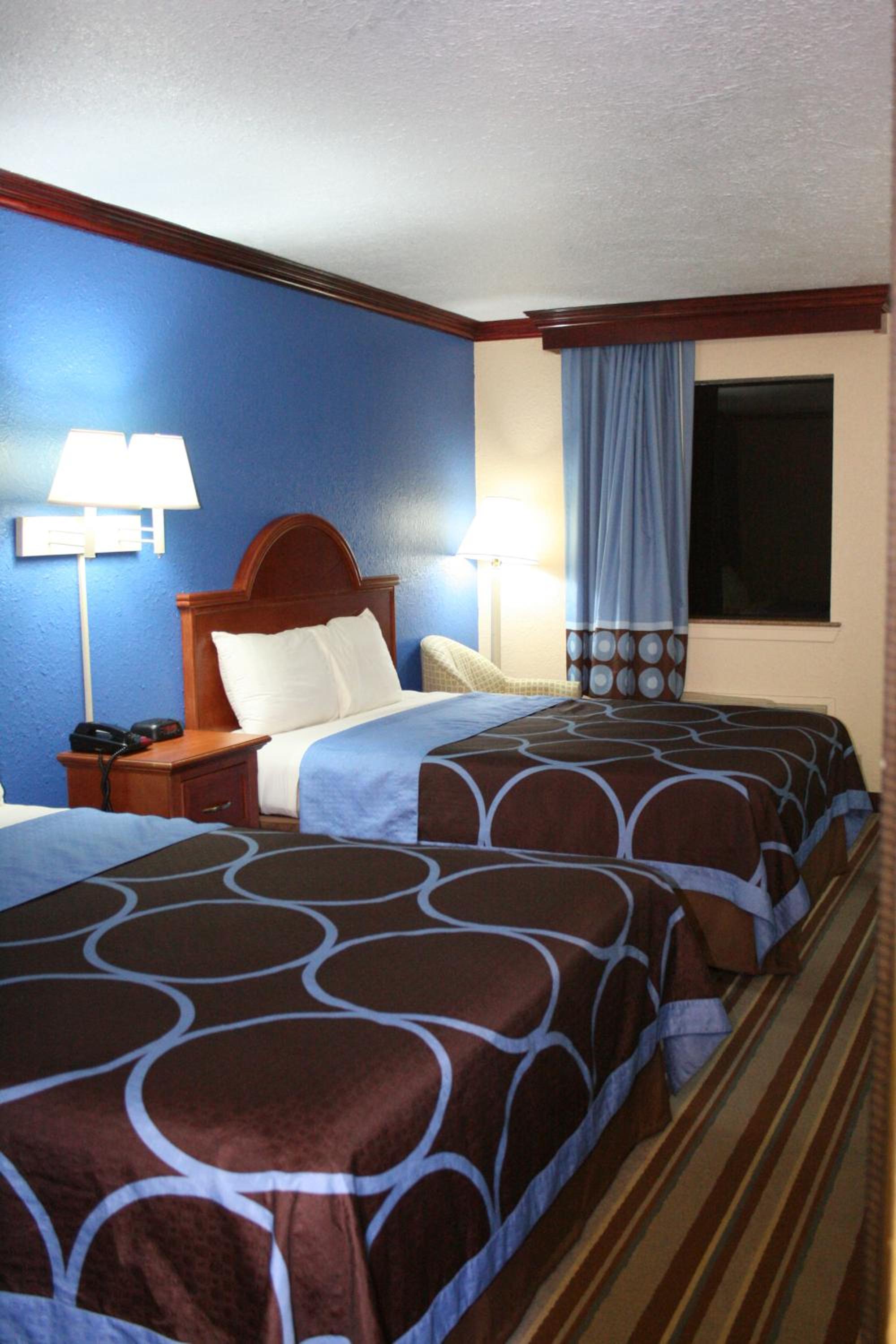 Queen Room with Two Queen Beds - Non-Smoking - Photo 1