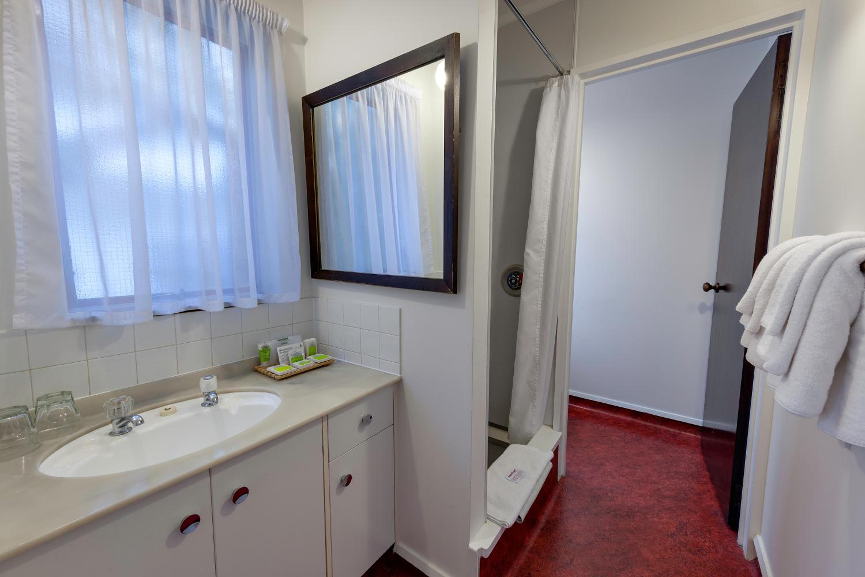 Standard Twin Room thumbnail 5