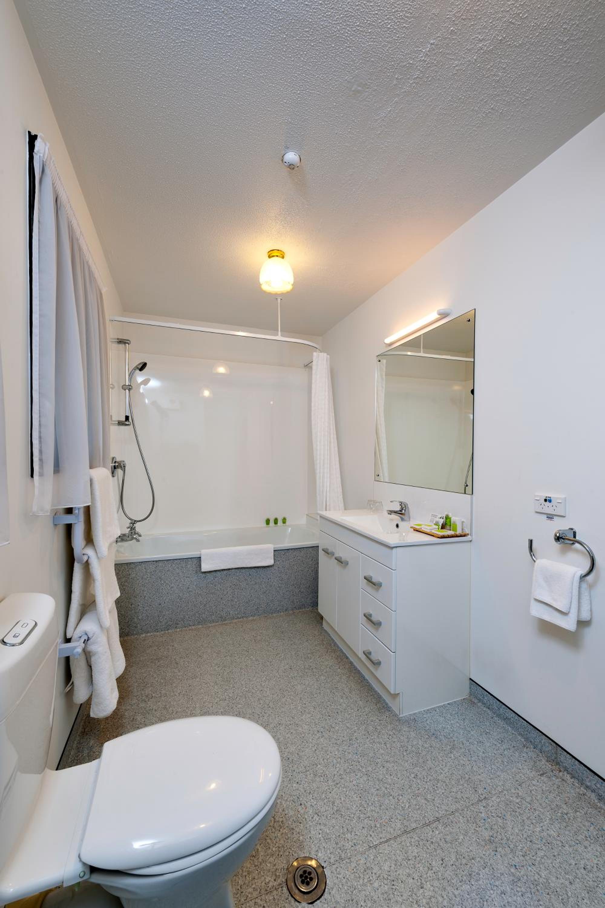 Standard Twin Room - Photo 4