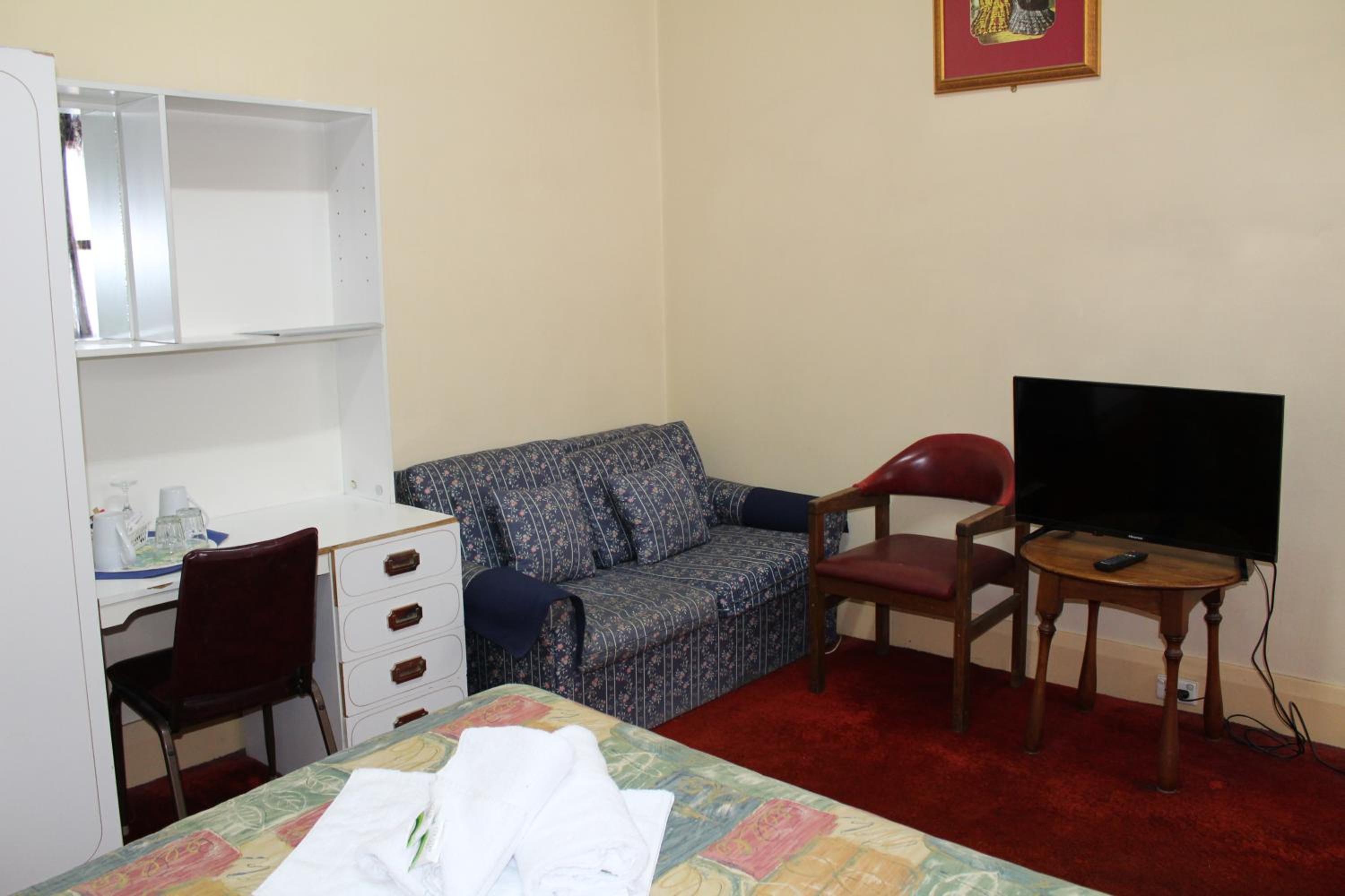 Double Room With Private Bathroom - Photo 4