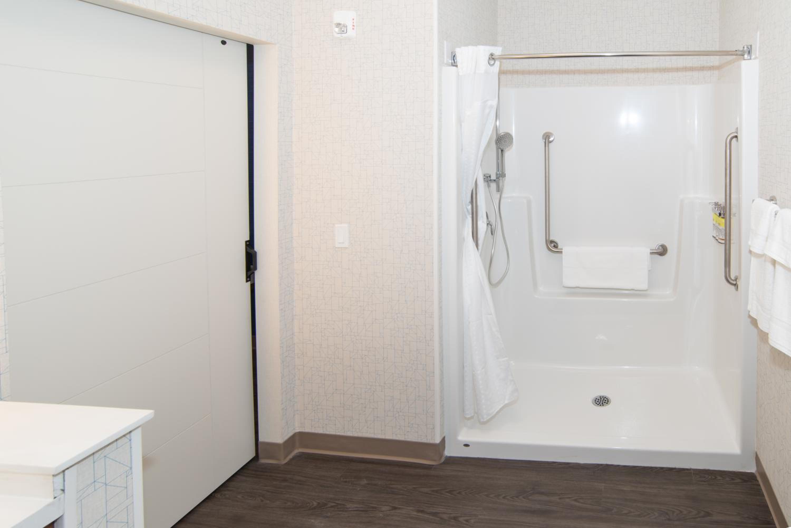 Standard King Room - Accessible - Photo 6
