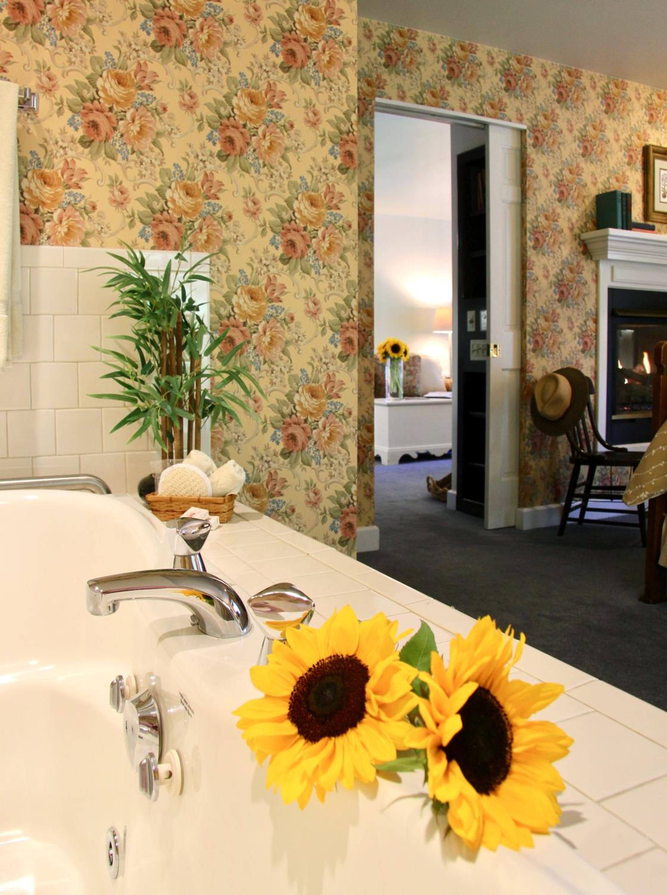 One Bedroom Suite with Spa Bath photo 3