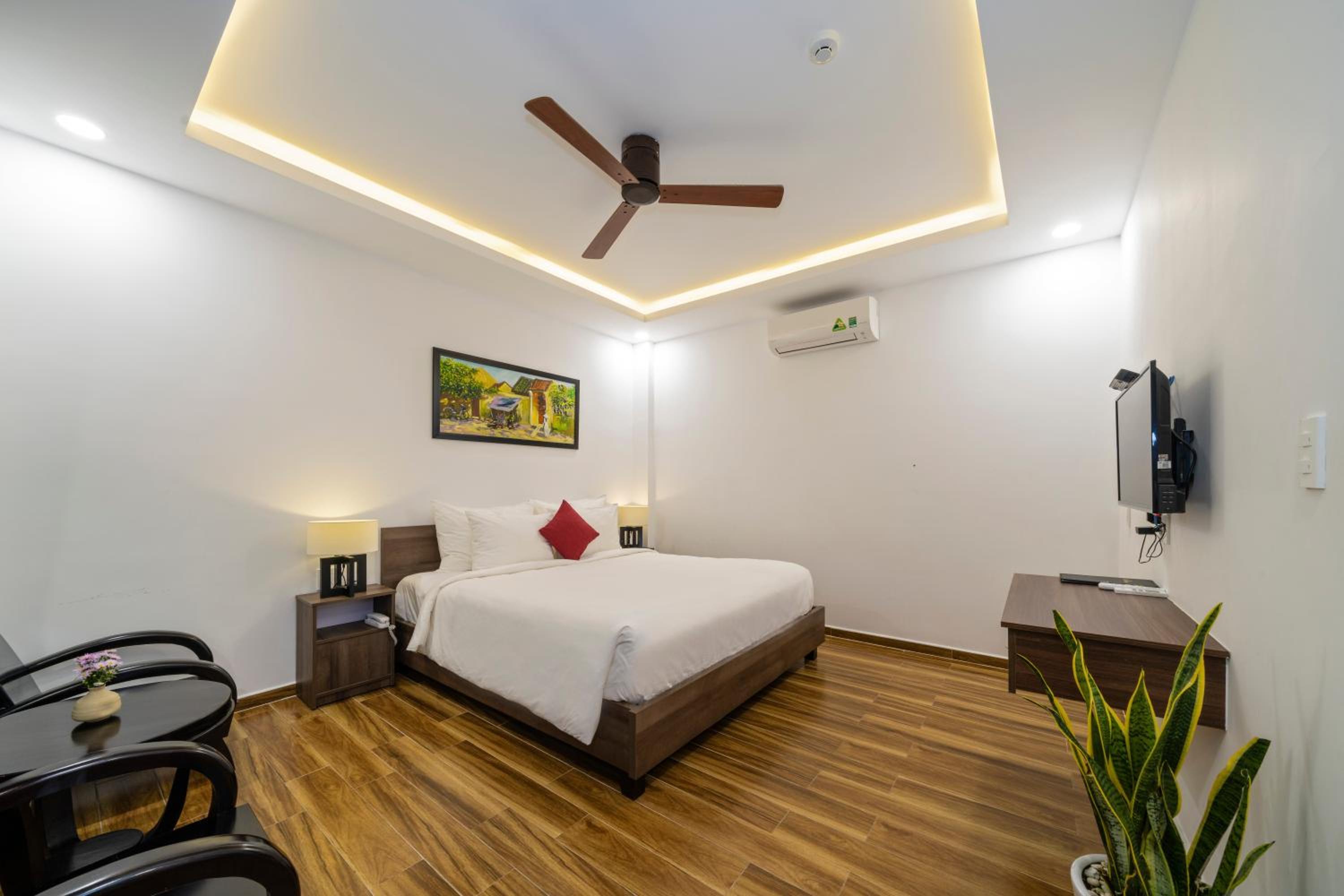Deluxe Queen Room with Pool View - Photo 3