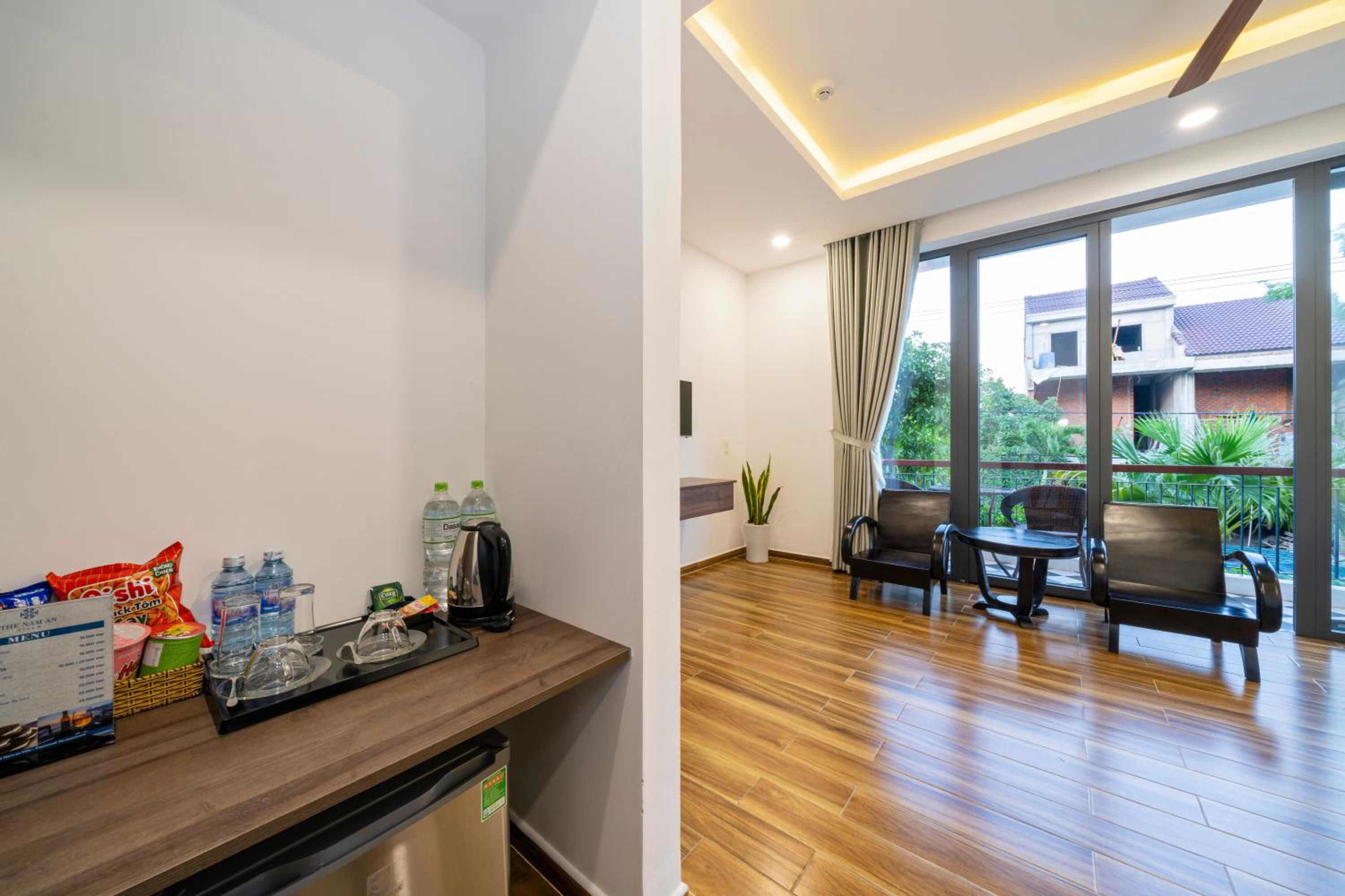 Deluxe Queen Room with Balcony - Photo 6