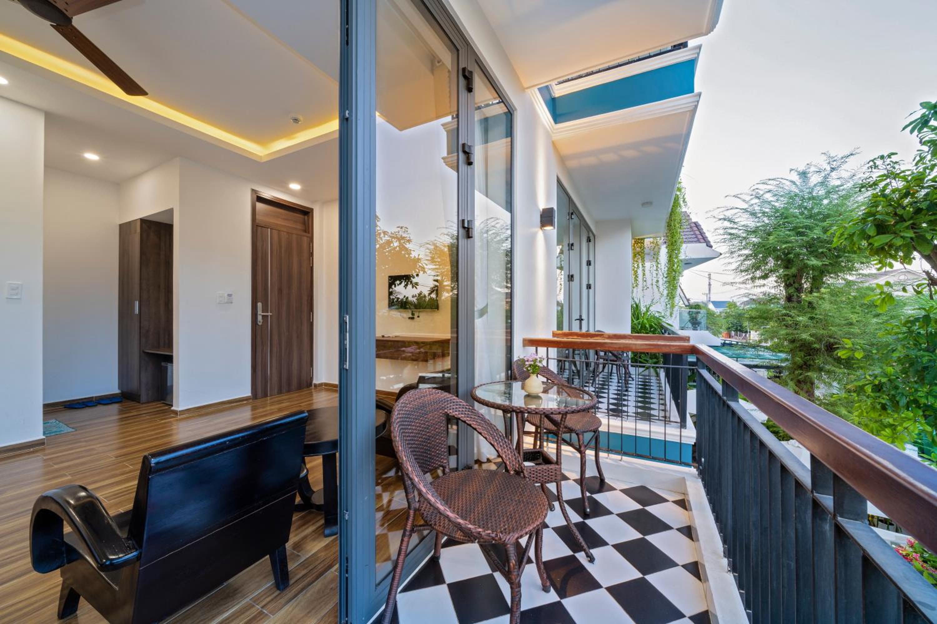 Deluxe Queen Room with Balcony - Photo 3