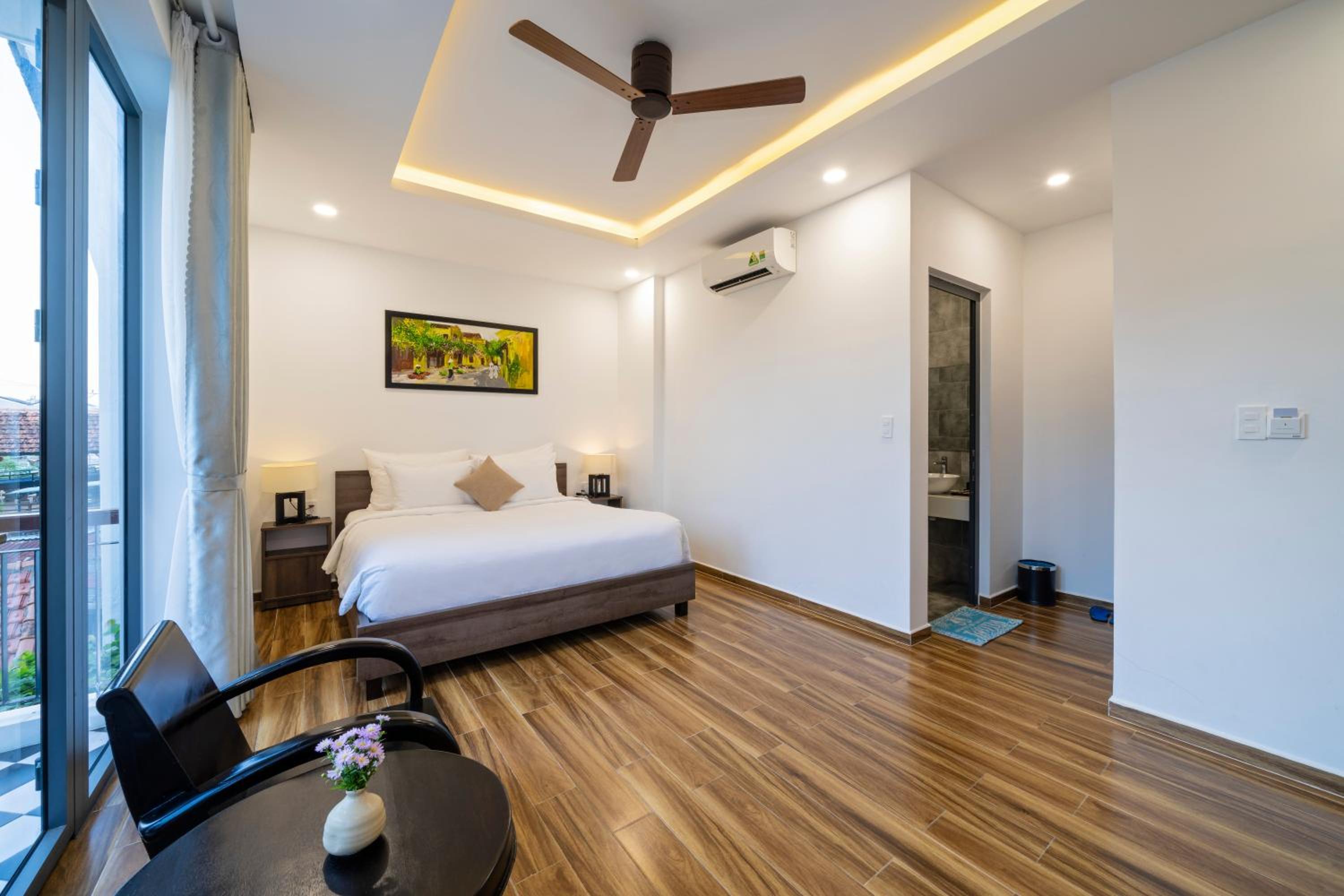 Deluxe Queen Room with Balcony - Photo 5