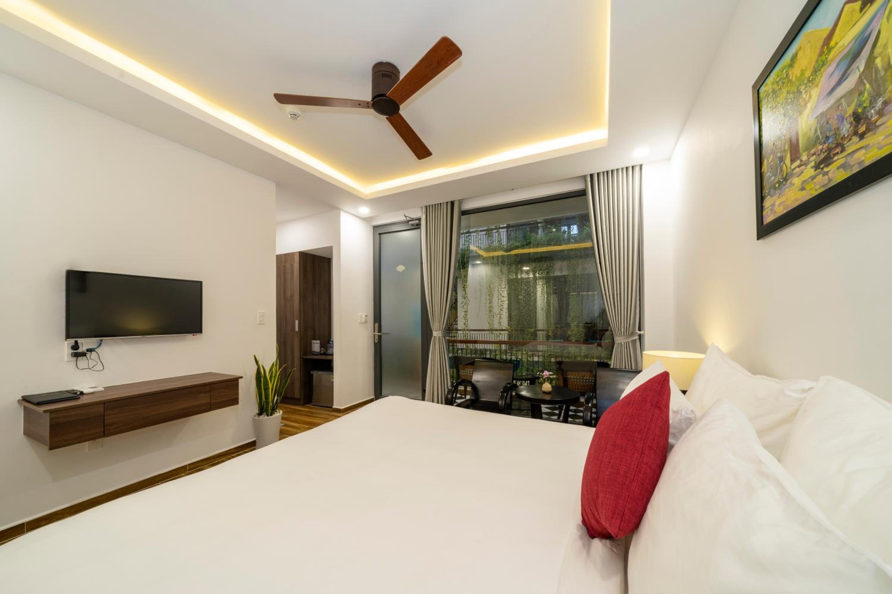Deluxe Queen Room with Pool View - Photo 5