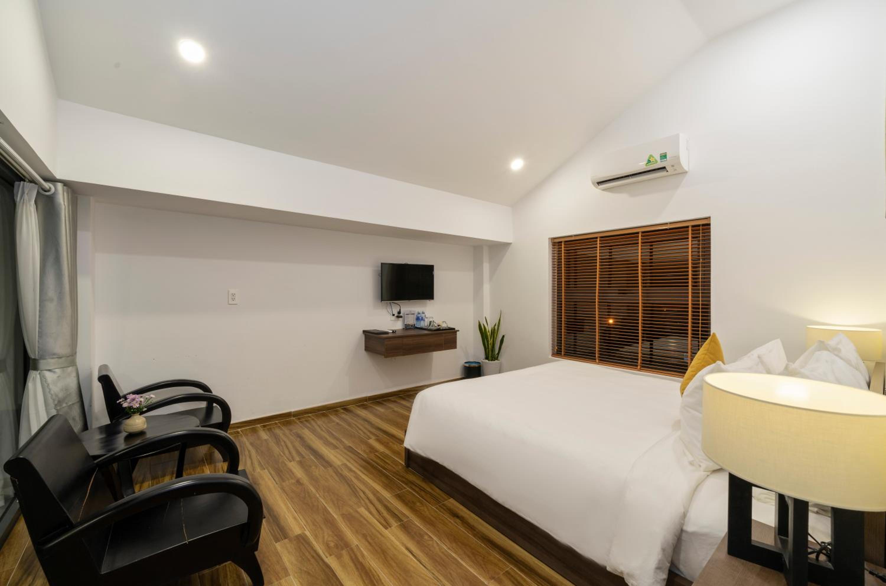 Queen Room with Pool View photo 2
