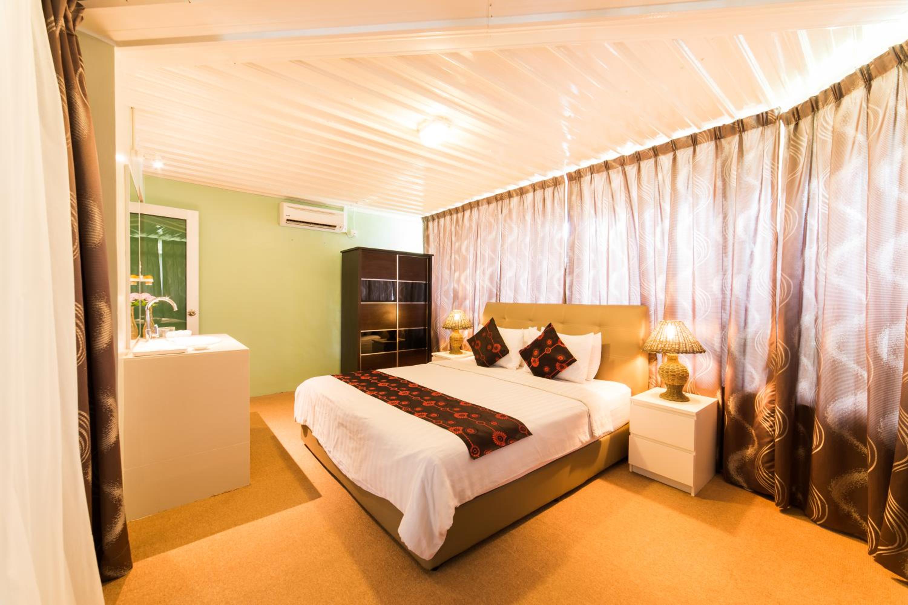 Deluxe Family Room