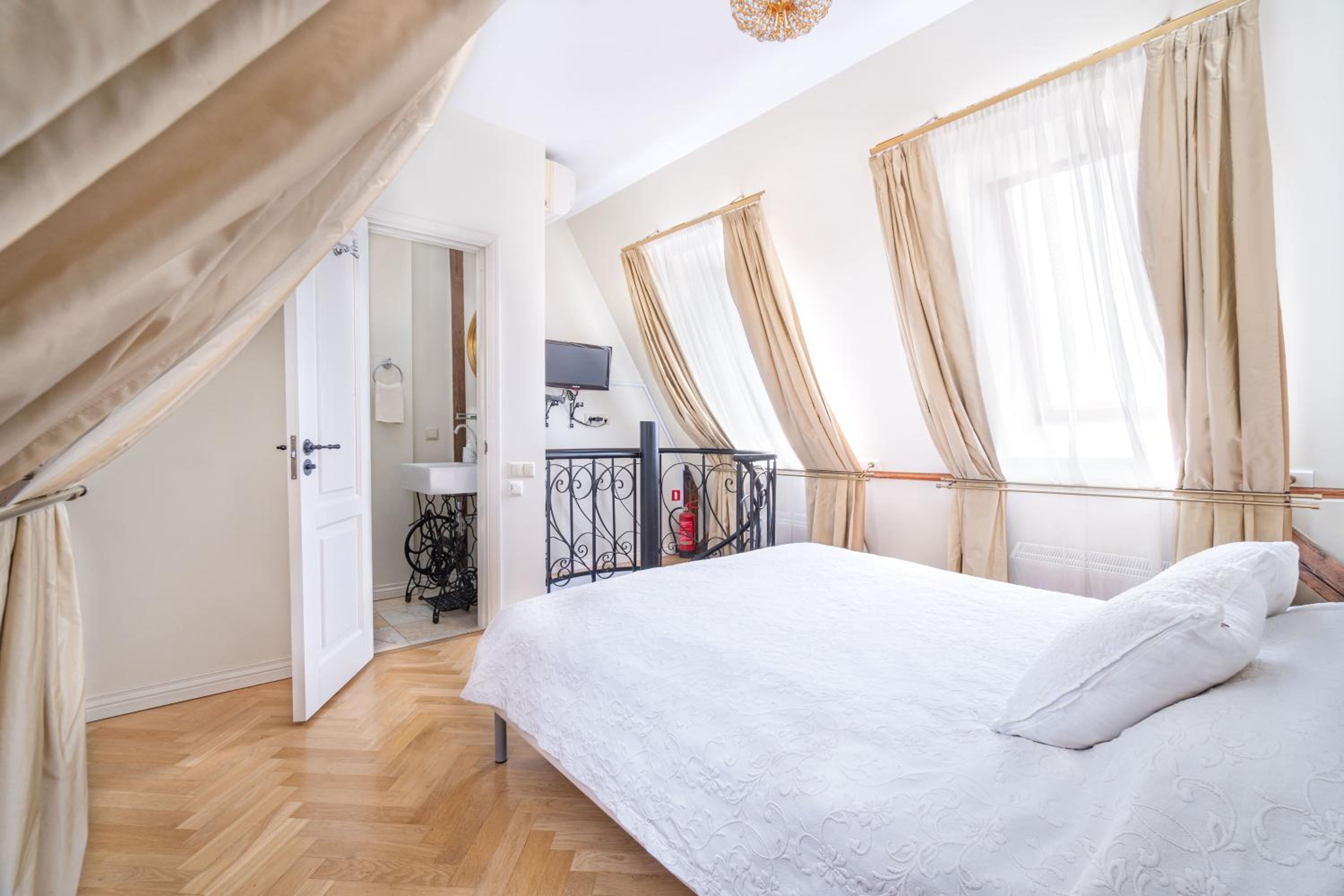 Luxury One-Bedroom Apartment - Photo 6