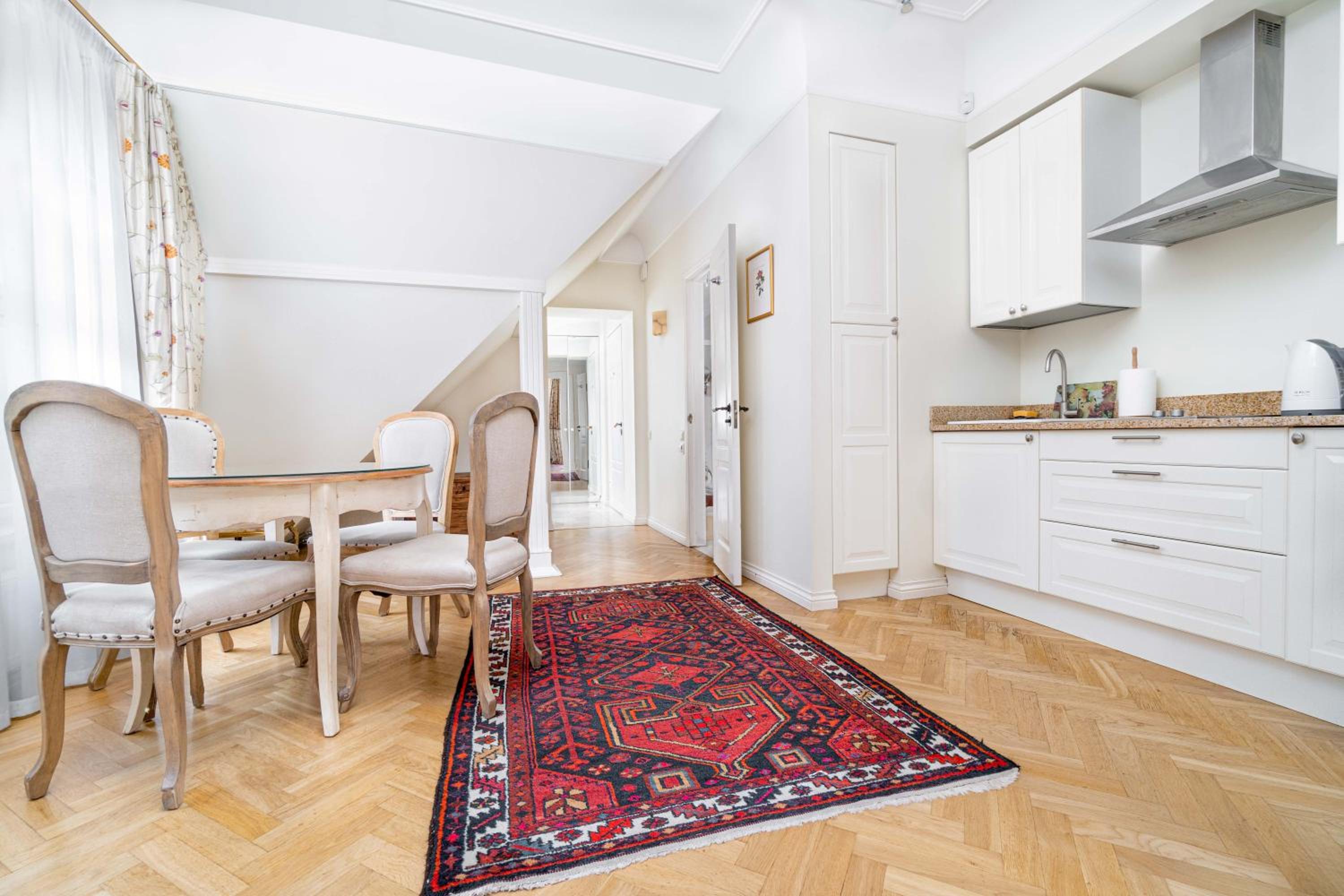 Luxury One-Bedroom Apartment - Photo 4