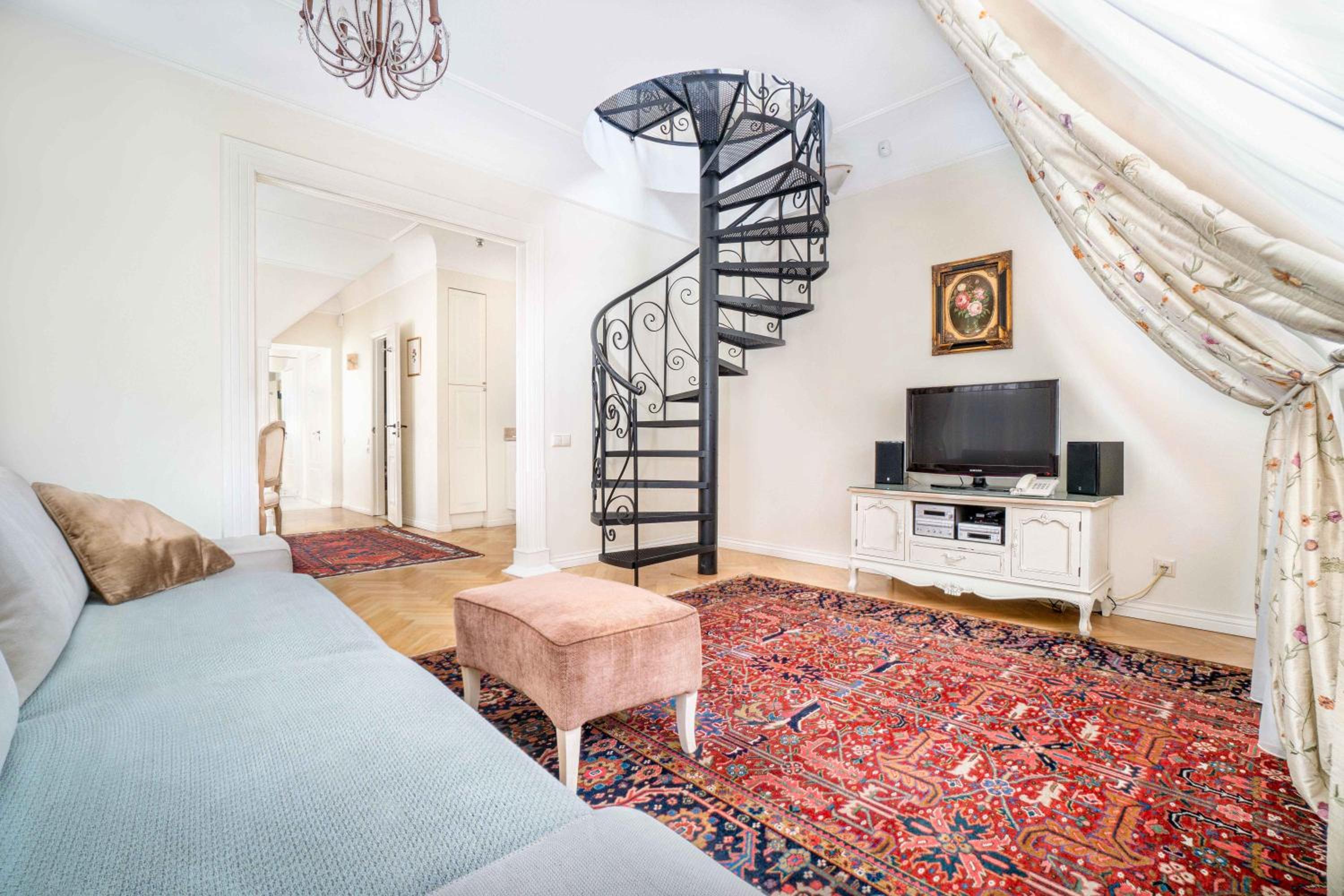 Luxury One-Bedroom Apartment - Photo 2