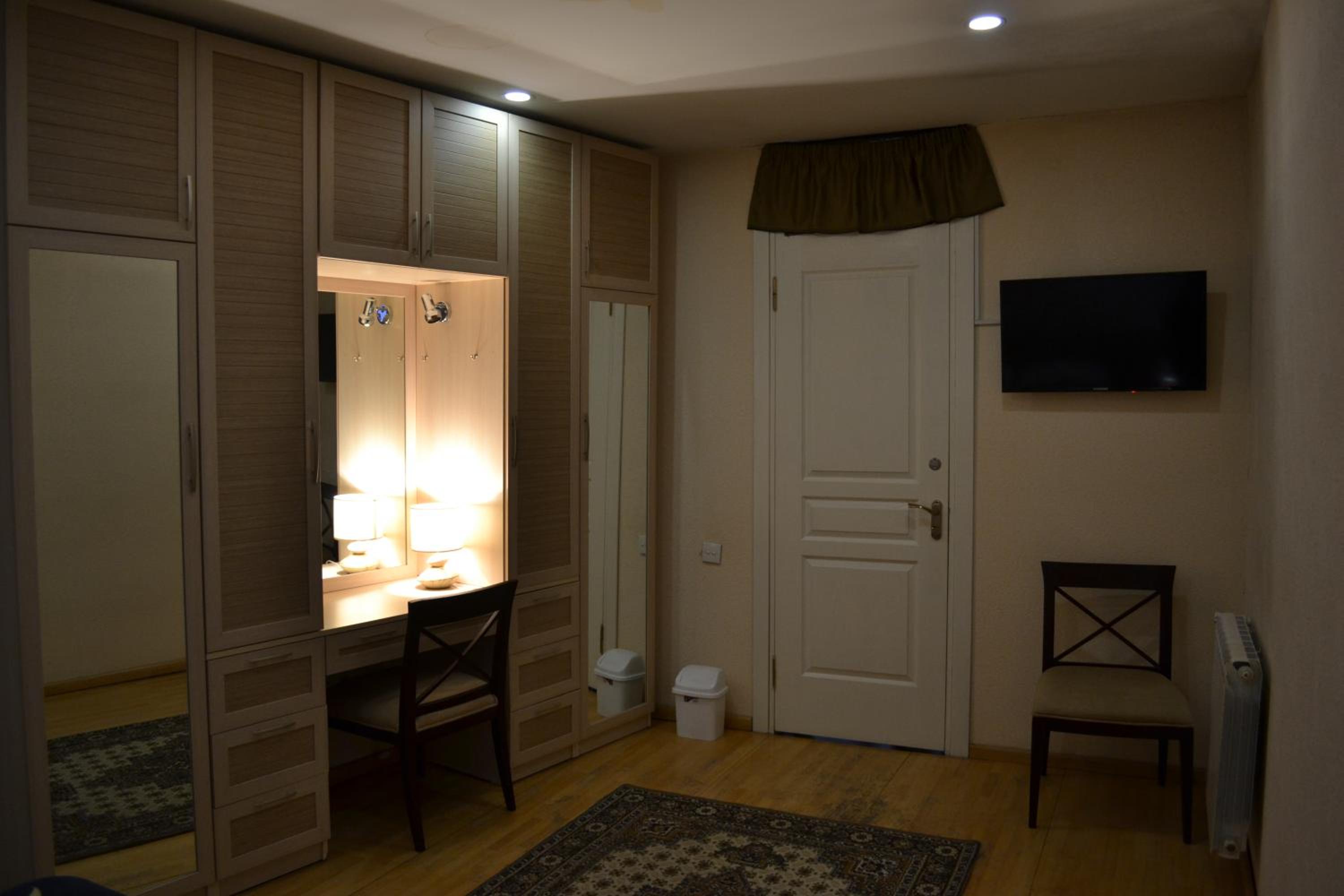Twin Room with Extra Bed - Photo 13