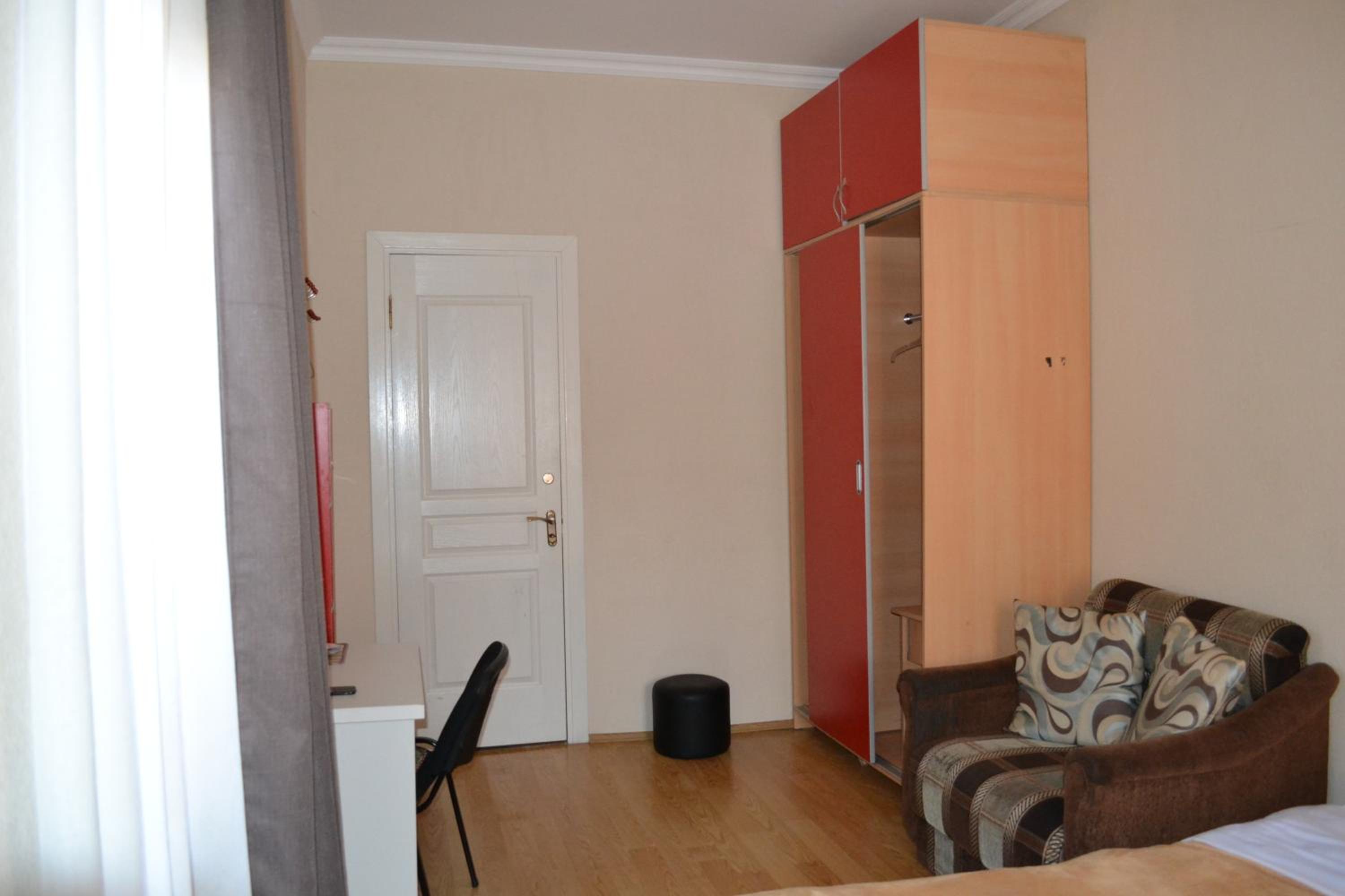 Twin Room with Extra Bed - Photo 12