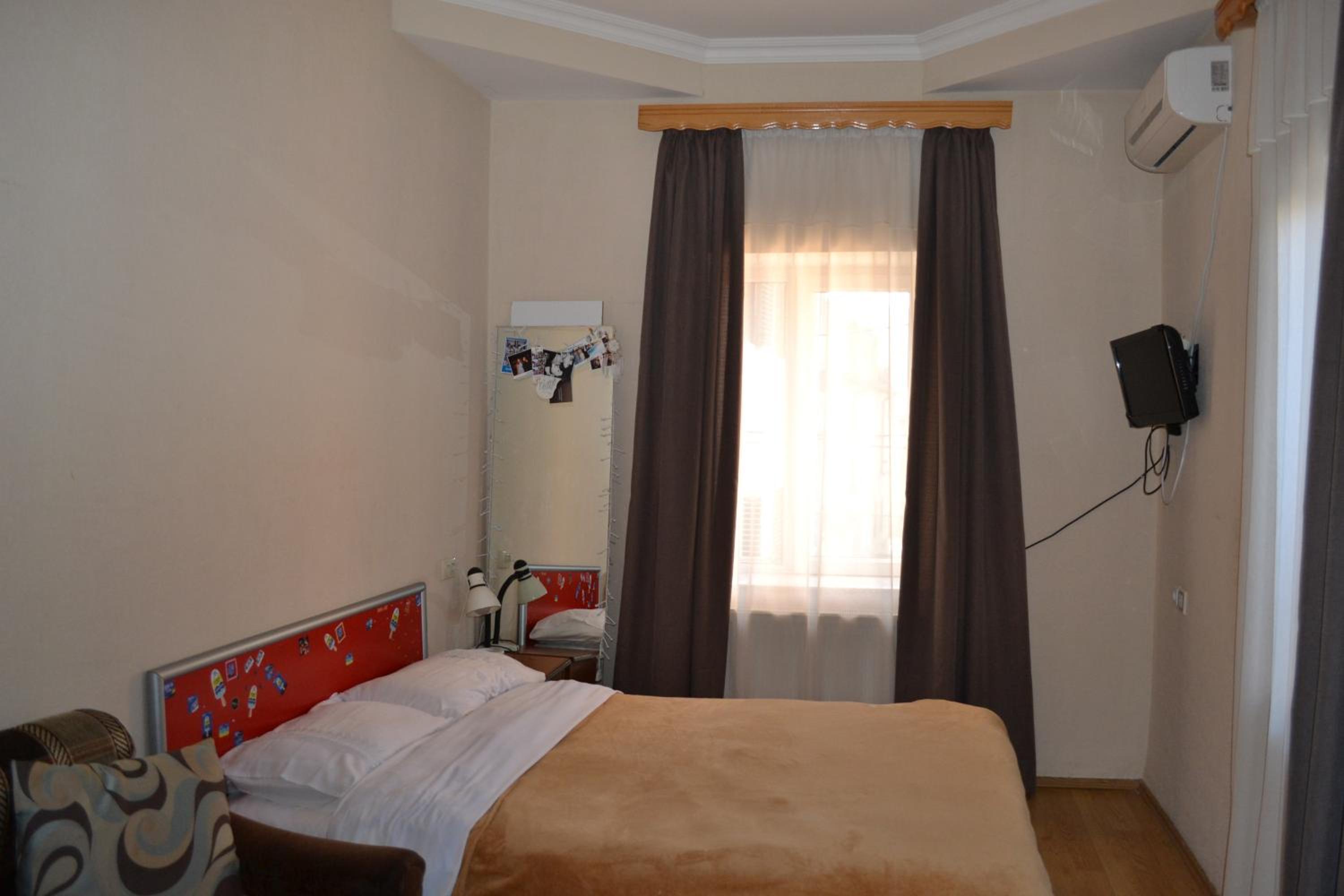 Twin Room with Extra Bed - Photo 7