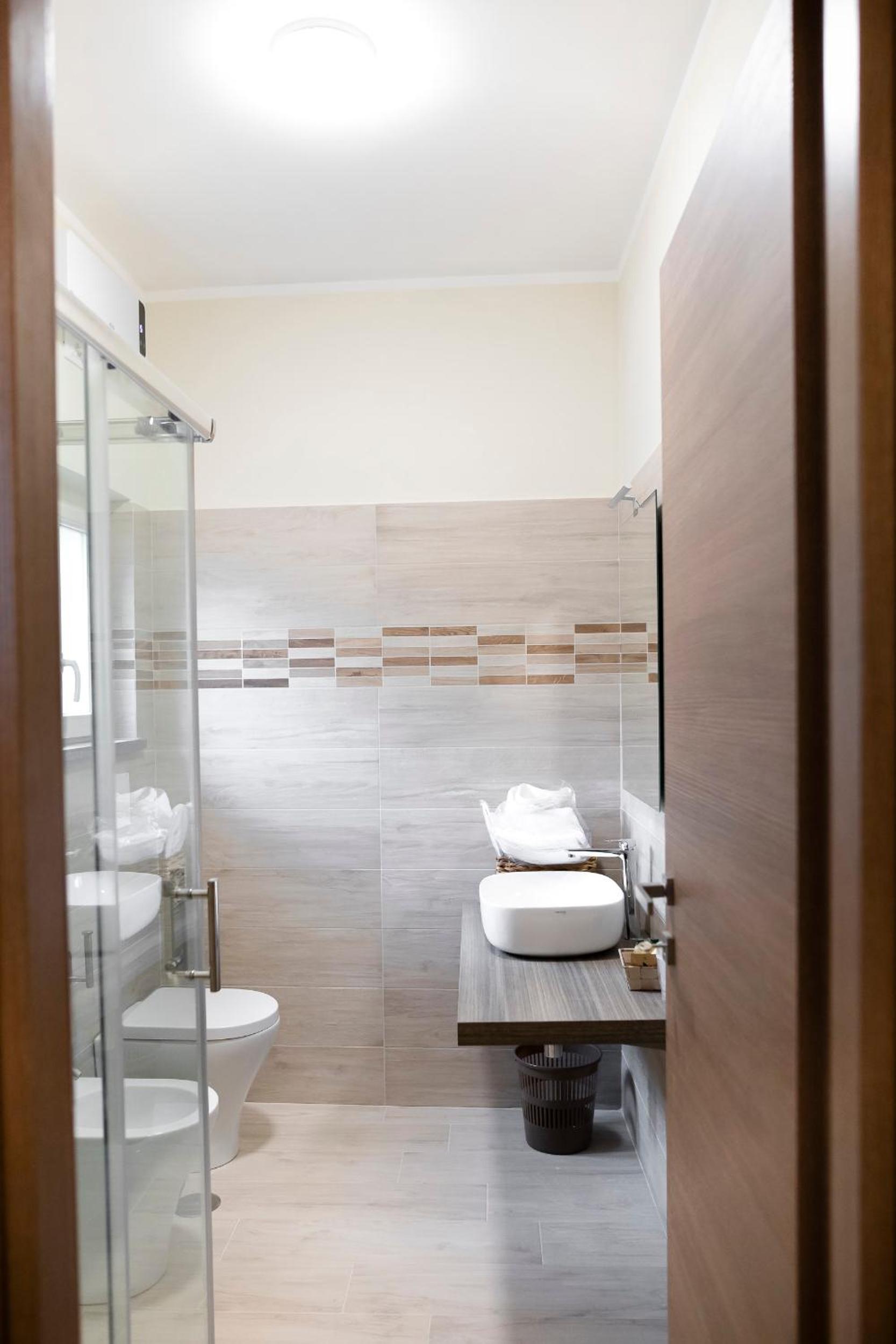Double Room with Private Bathroom - Photo 39