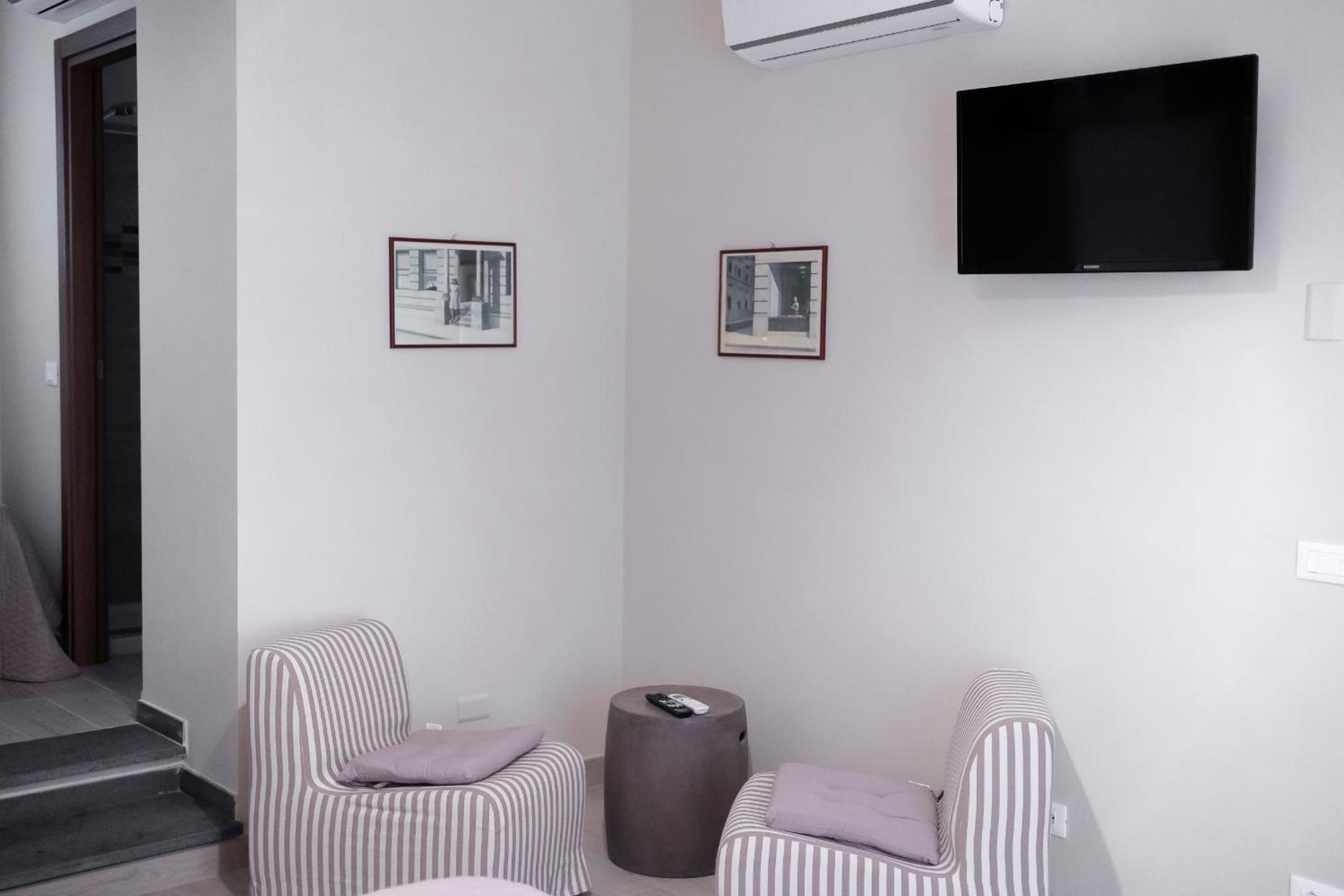 Double Room with Private Bathroom - Photo 9