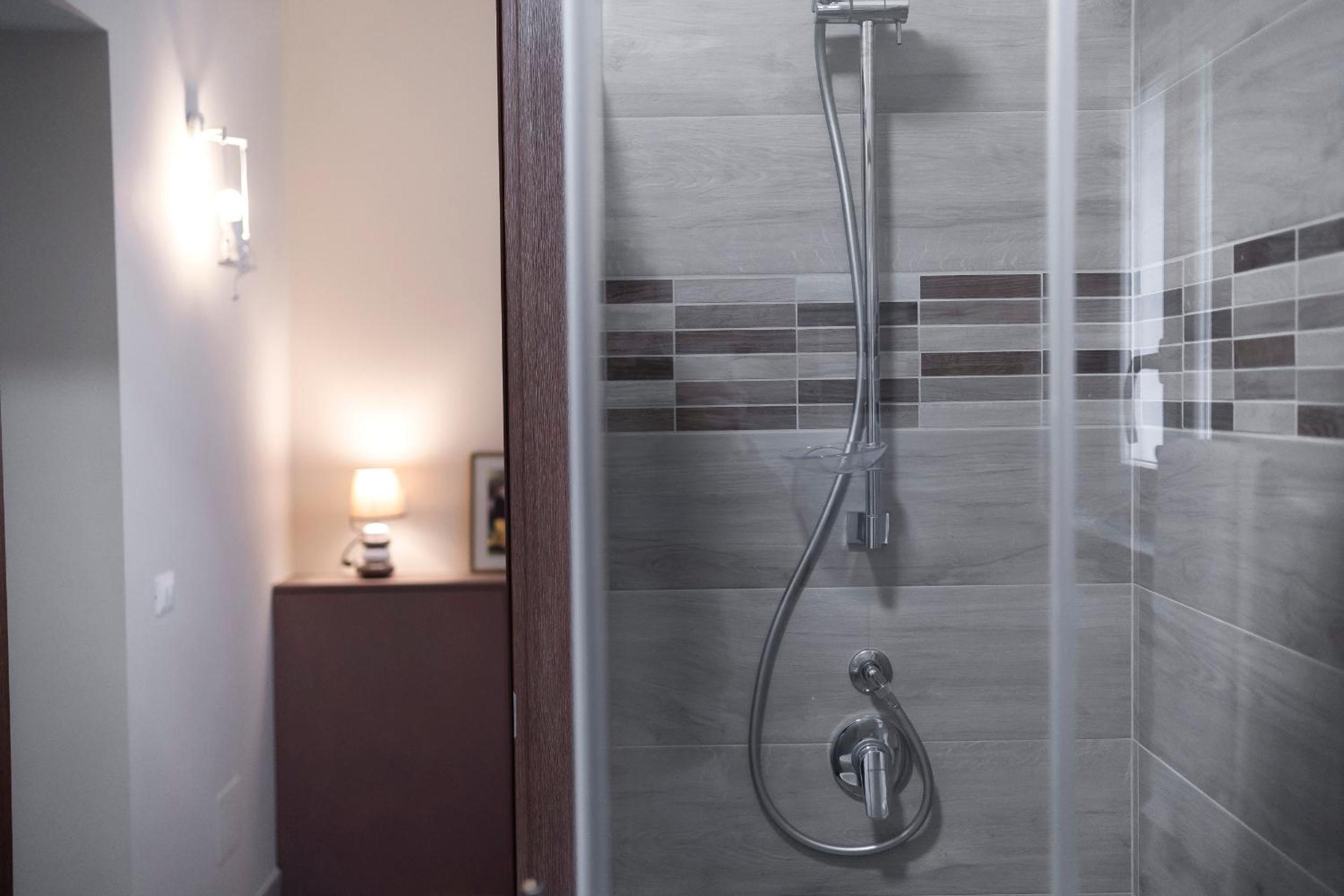 Double Room with Private Bathroom - Photo 38