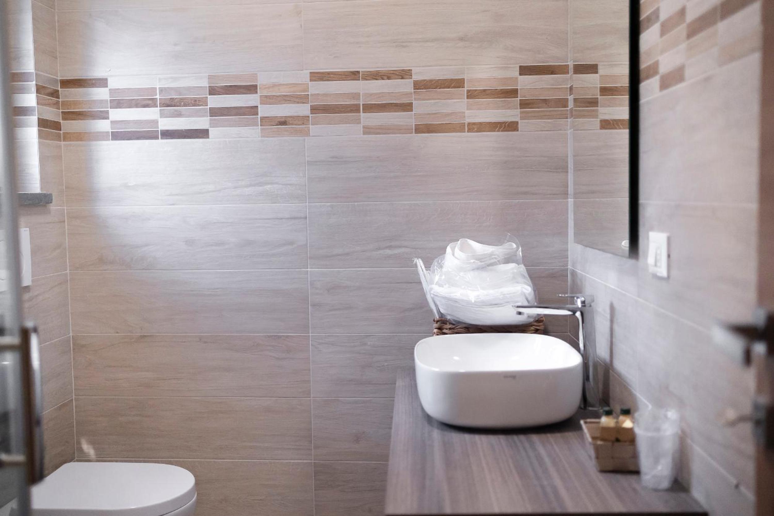 Double Room with Private Bathroom - Photo 6