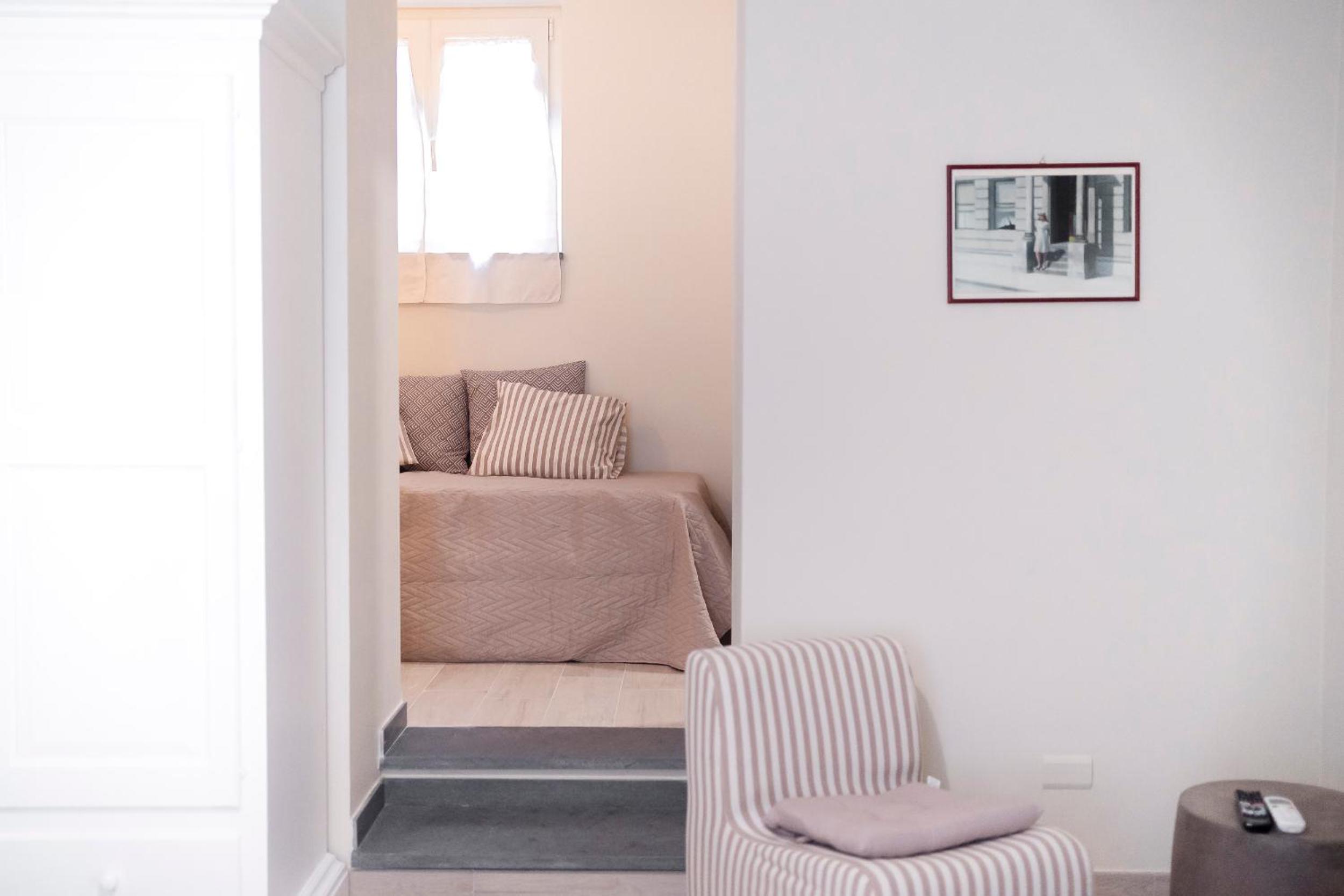 Double Room with Private Bathroom - Photo 35