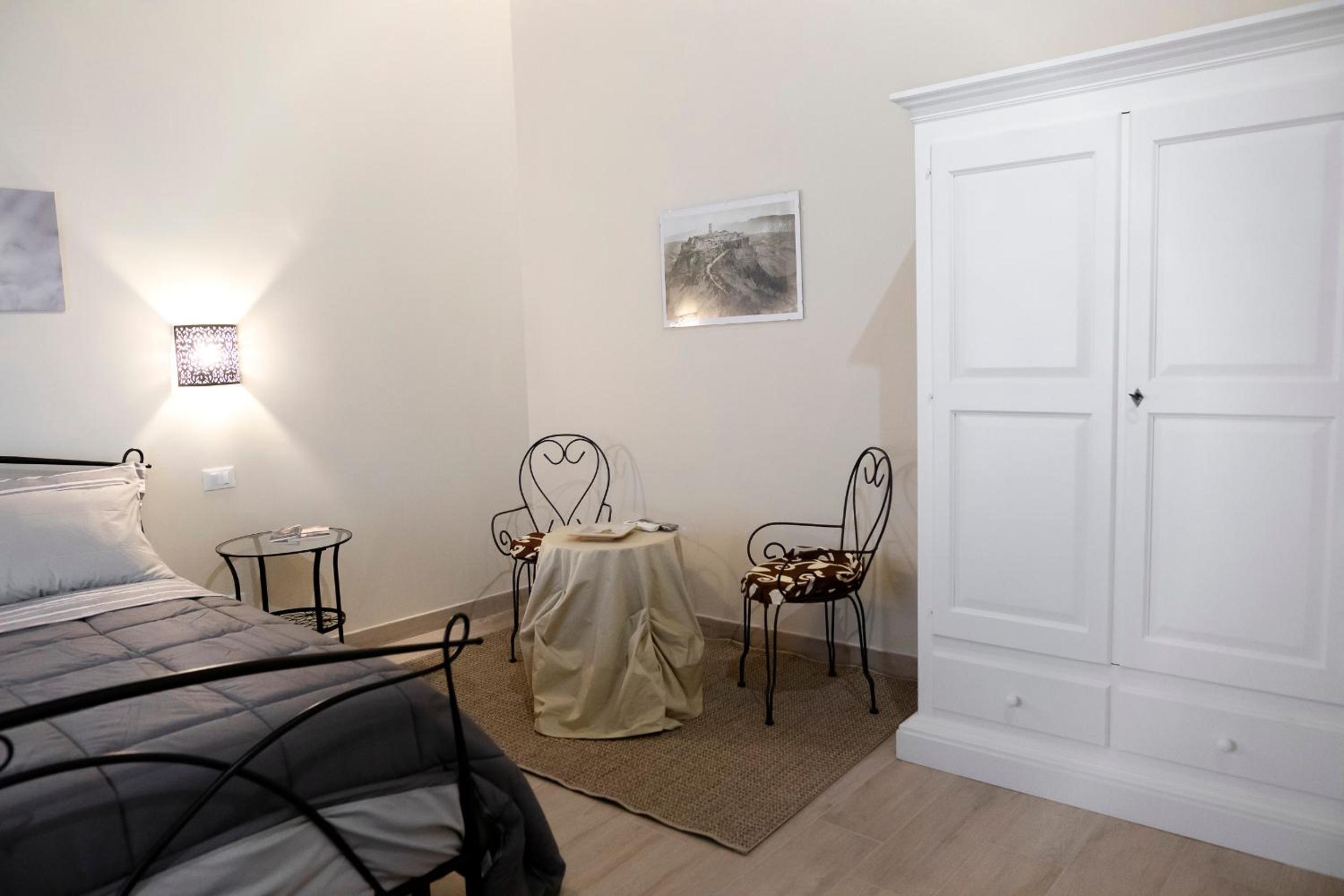 Deluxe Double Room - Photo 11