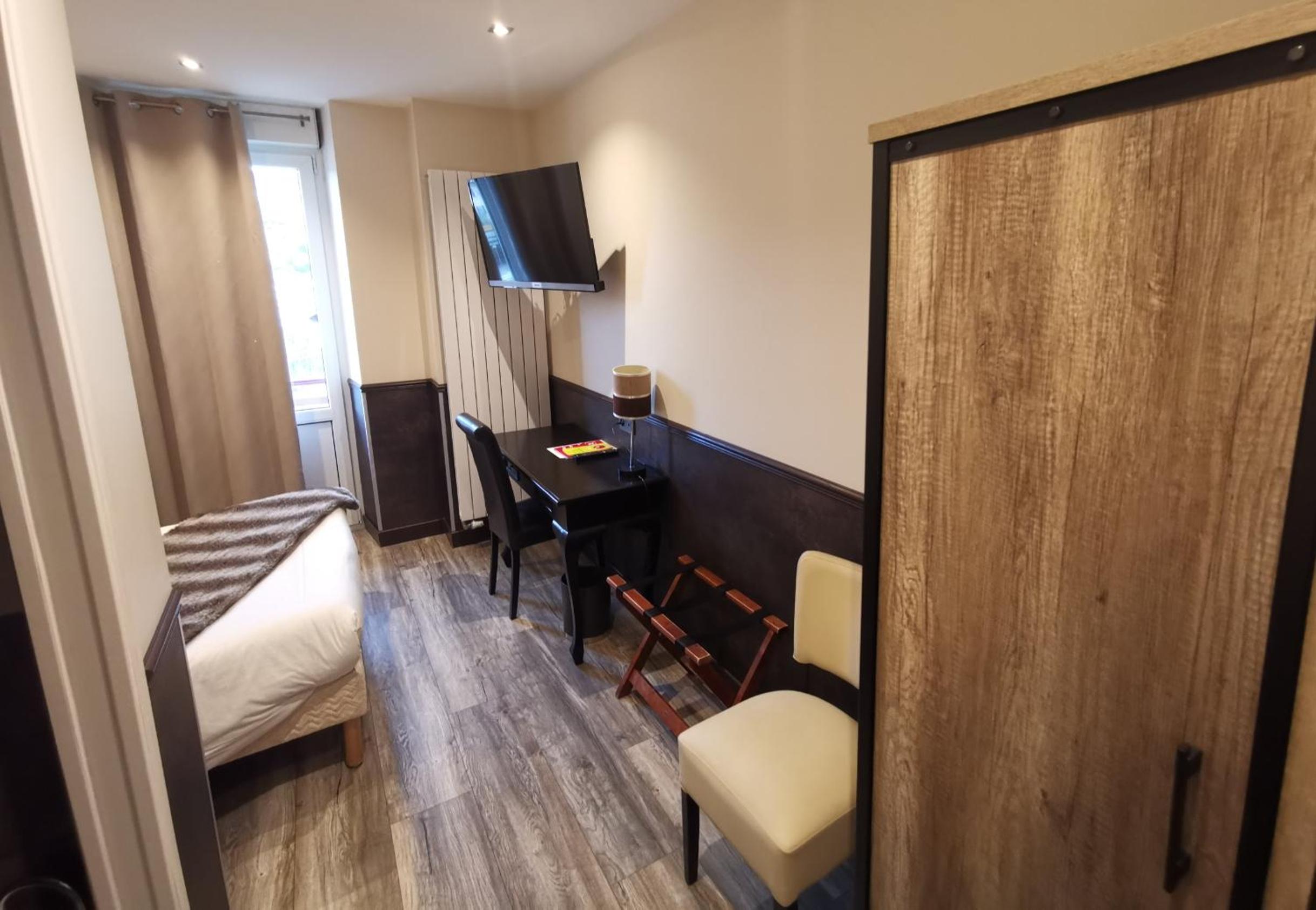 Standard Double Room only accessible by stairs - Photo 8