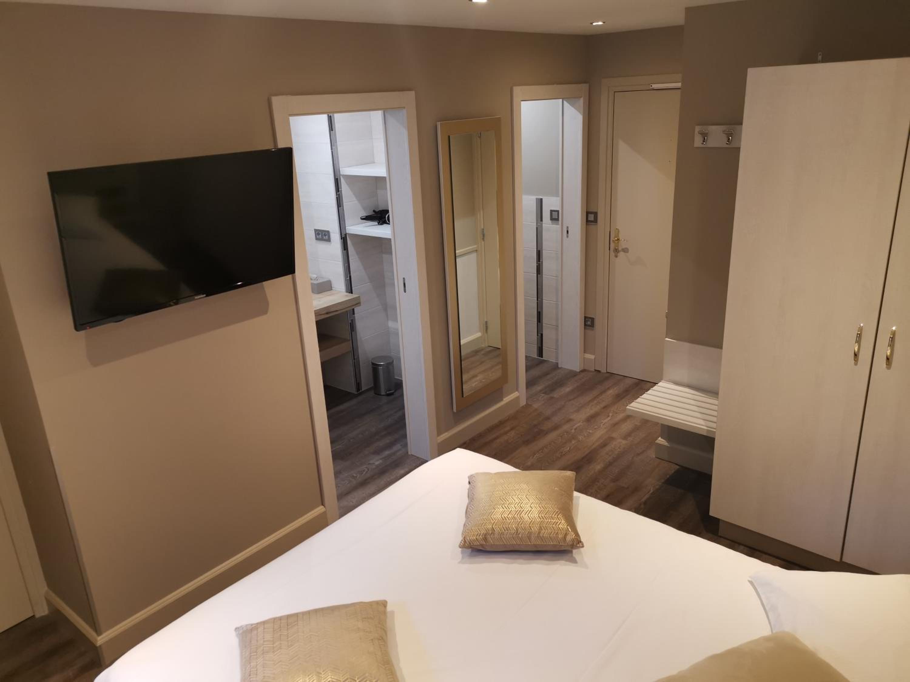 Comfort Double Room only accessible by stairs - Photo 10