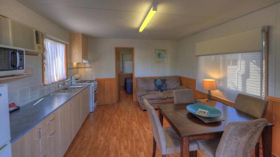 One-Bedroom Deluxe Cabin photo 2
