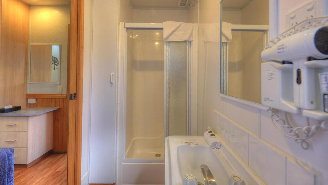 One-Bedroom Deluxe Cabin photo 3