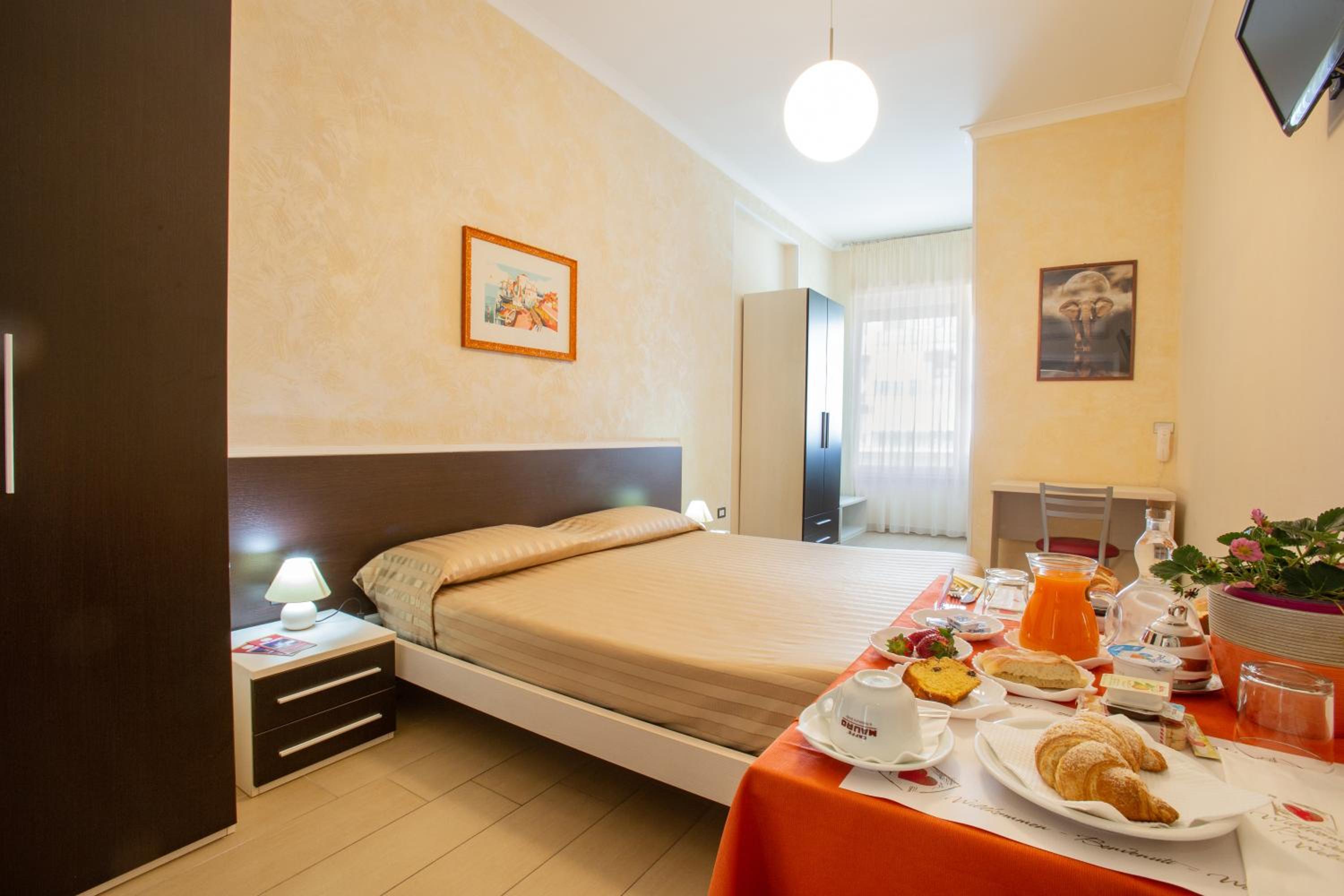 Large Double or Twin Room photo 1