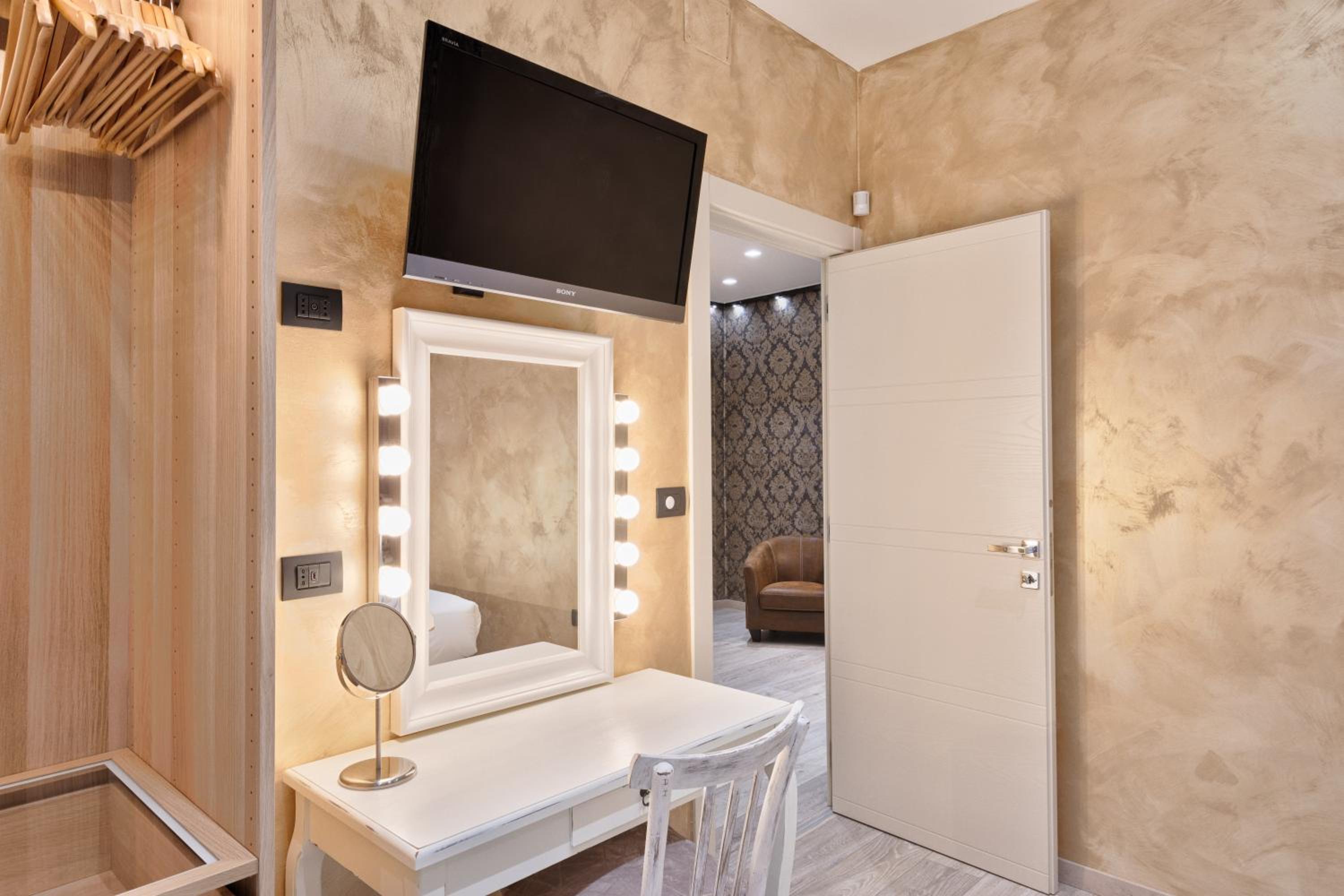 One-Bedroom Apartment - Photo 12