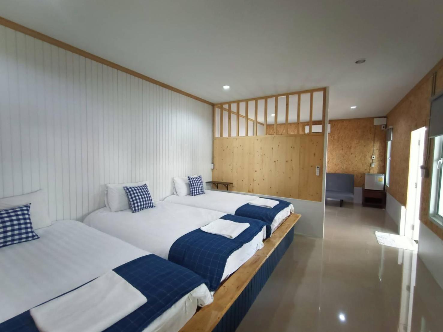 Standard Family Room - Photo 8