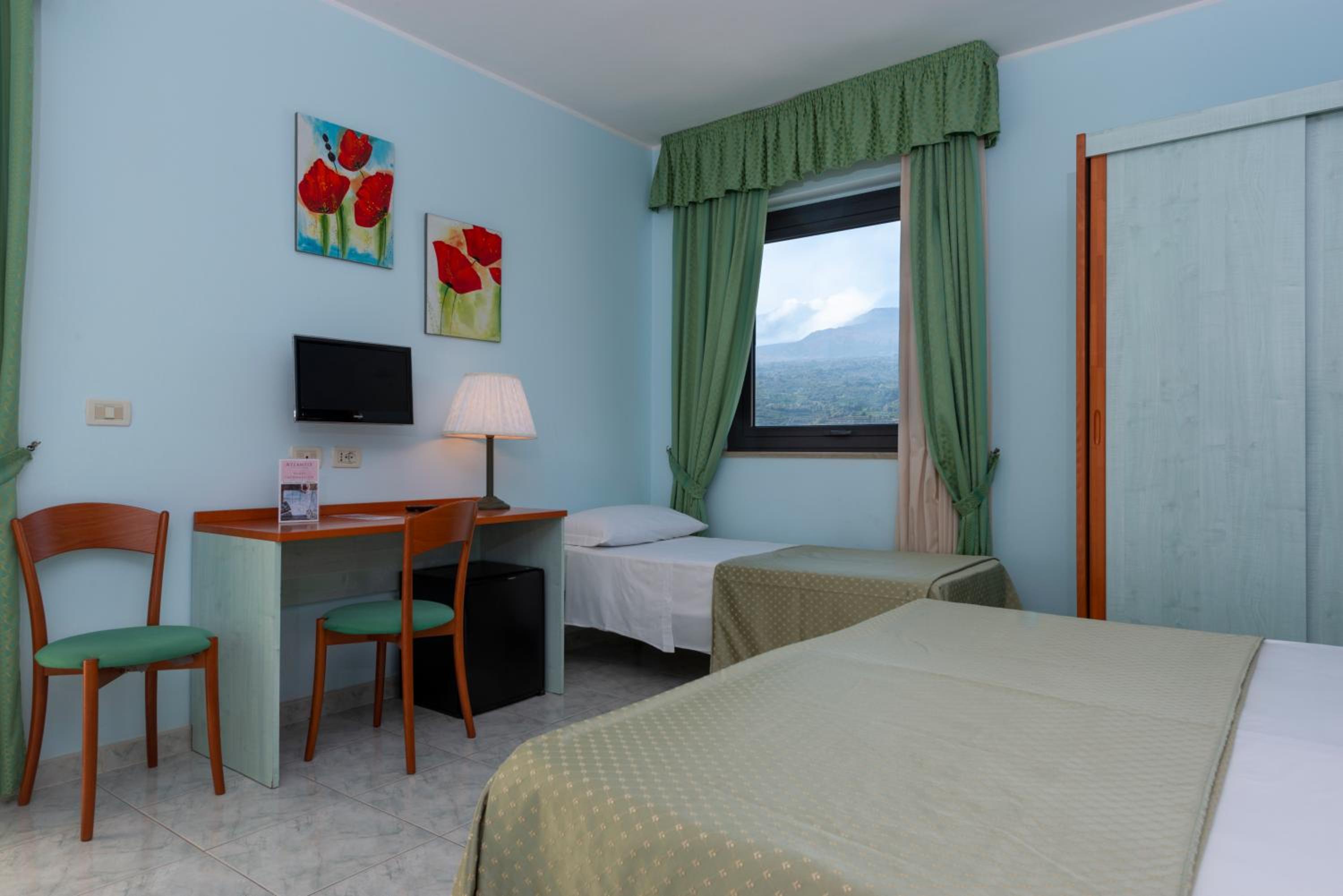 Standard Triple Room photo 2