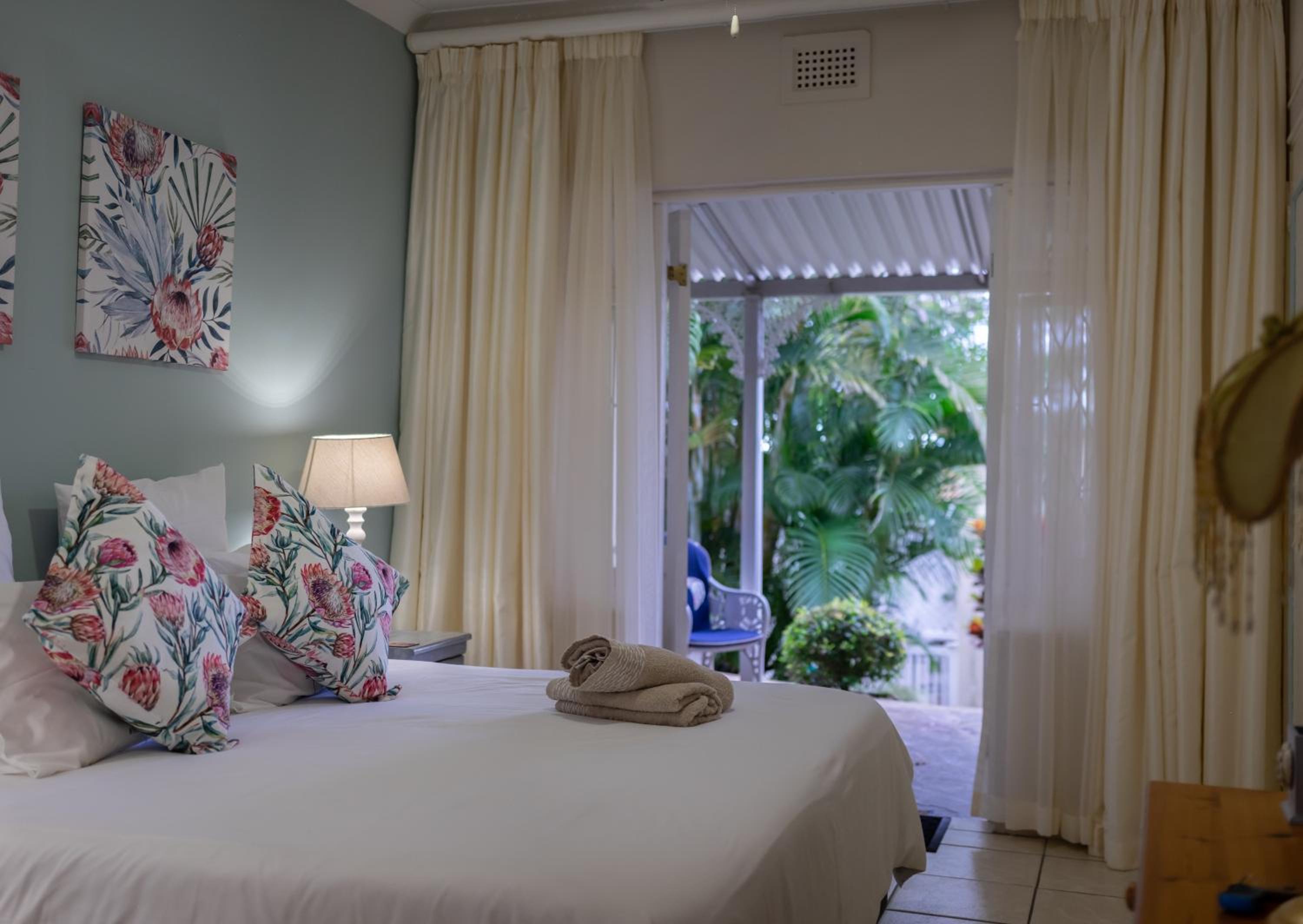 Deluxe King Room - Photo 13