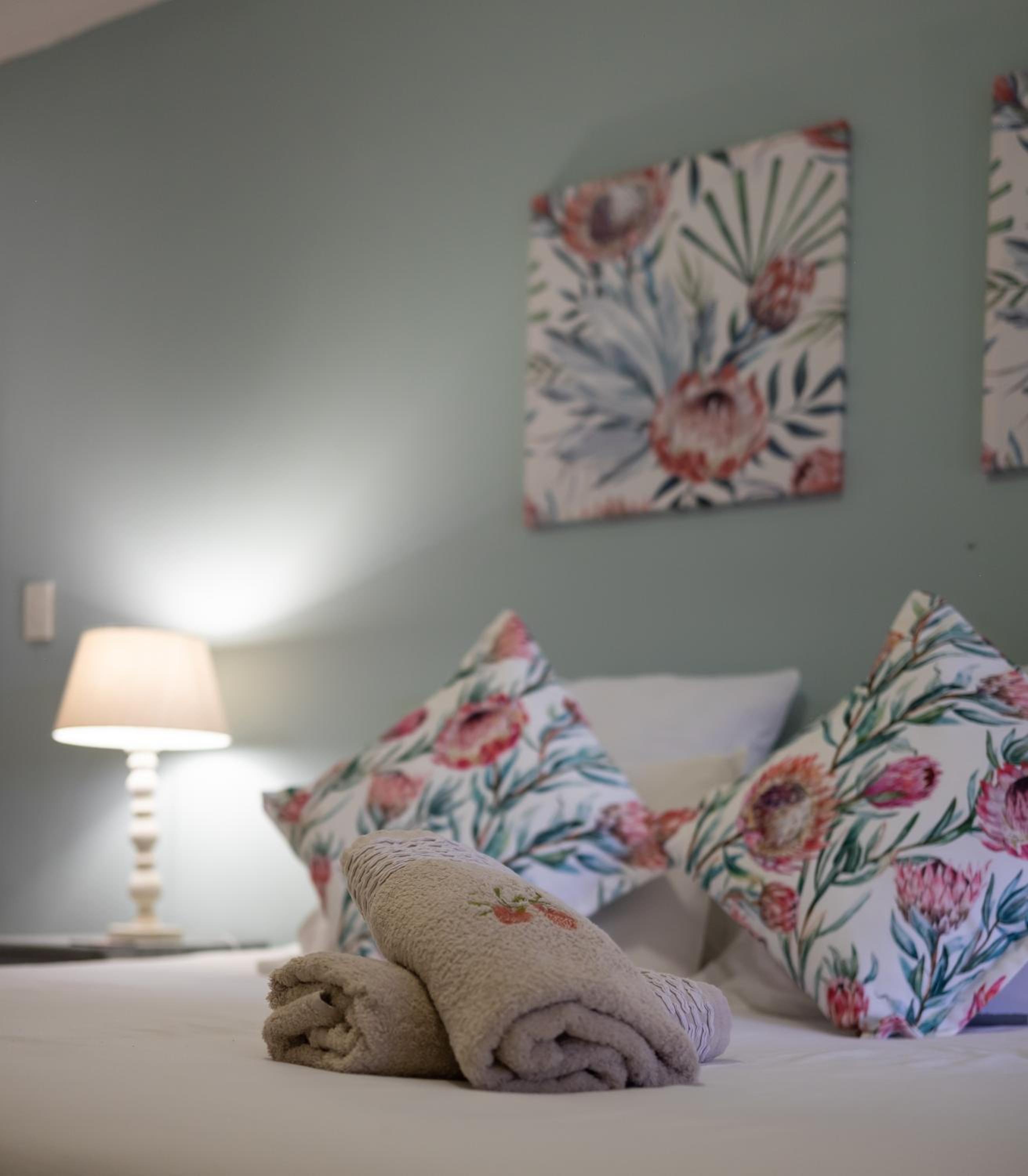 Deluxe King Room - Photo 14